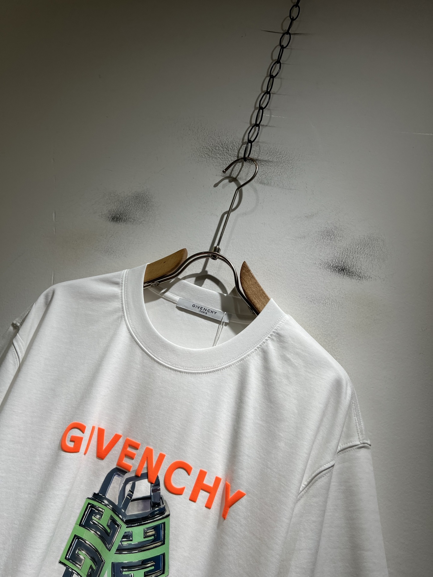 Giv*chy/纪*希2026春夏新款男女同款👫短袖T恤，主创时尚注入了全新时尚能量。通过探索各种题材和