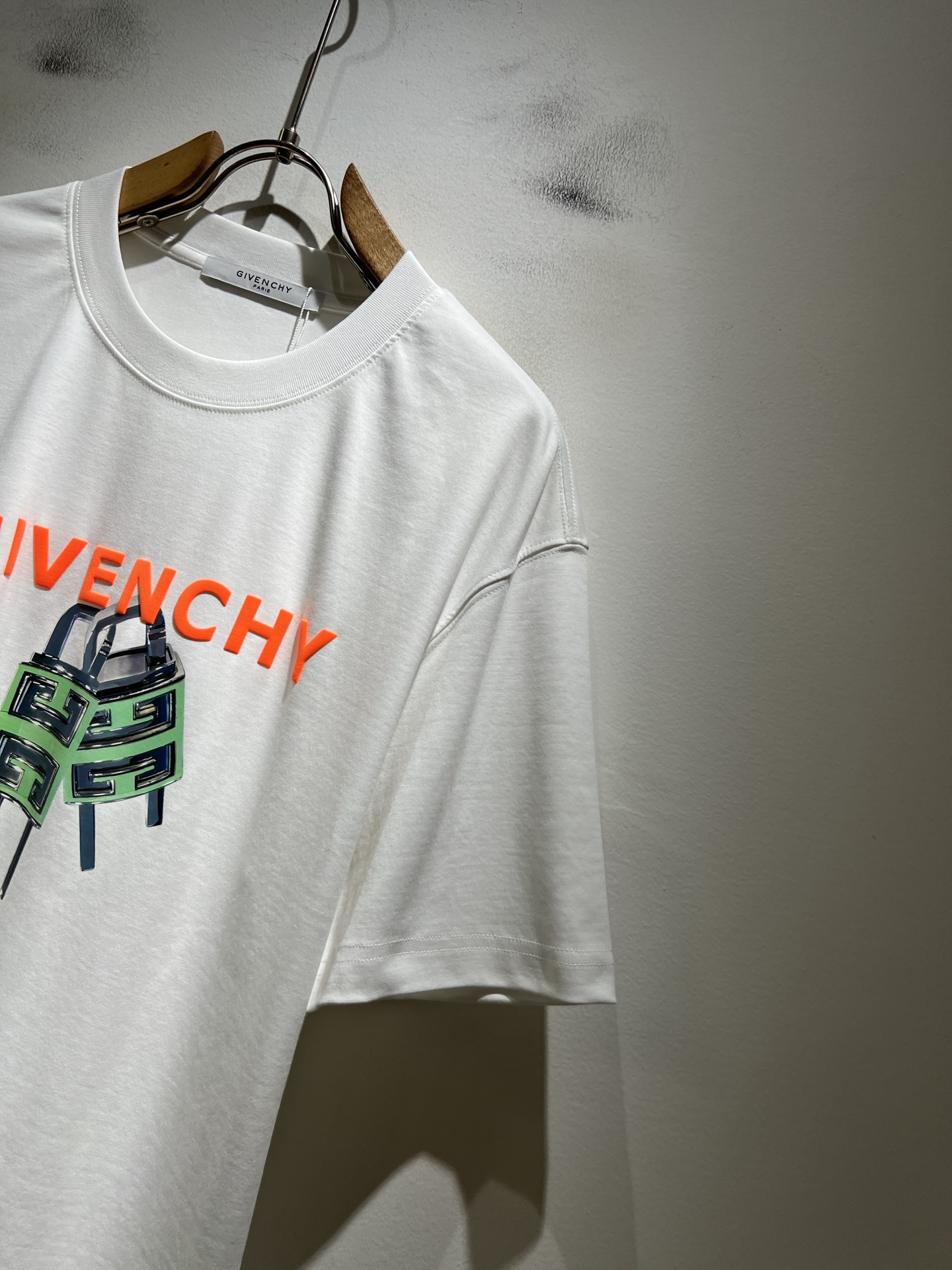 Giv*chy/纪*希2026春夏新款男女同款👫短袖T恤，主创时尚注入了全新时尚能量。通过探索各种题材和