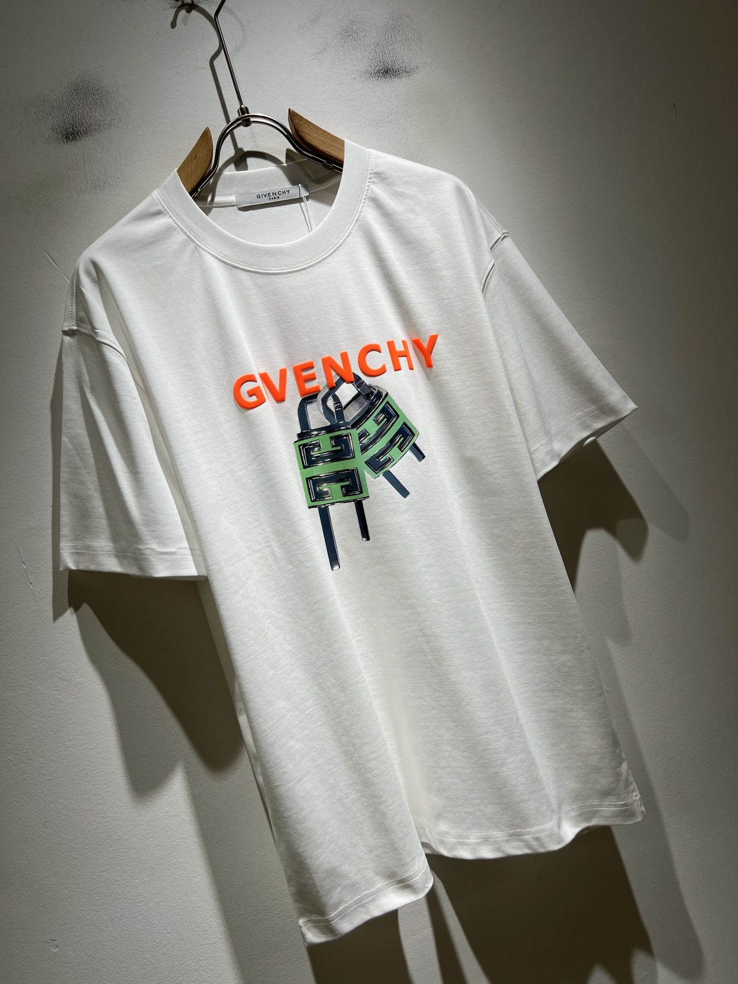 Giv*chy/纪*希2026春夏新款男女同款👫短袖T恤，主创时尚注入了全新时尚能量。通过探索各种题材和