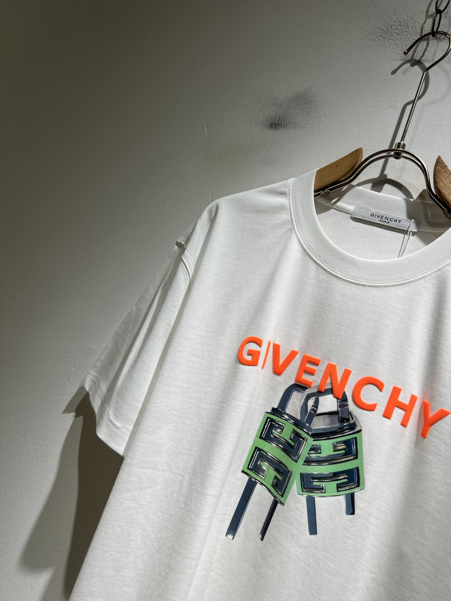 Giv*chy/纪*希2026春夏新款男女同款👫短袖T恤，主创时尚注入了全新时尚能量。通过探索各种题材和