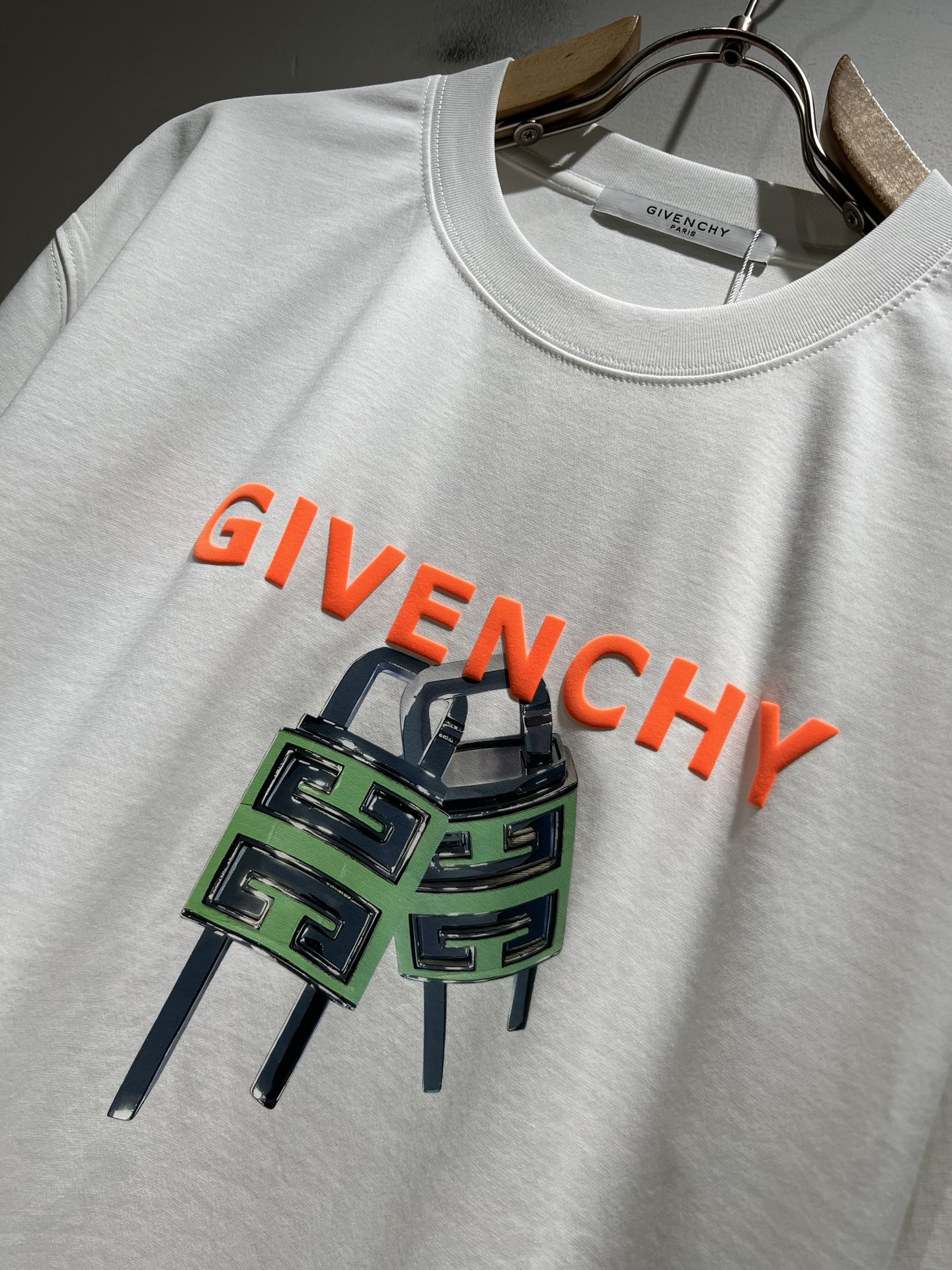 Giv*chy/纪*希2026春夏新款男女同款👫短袖T恤，主创时尚注入了全新时尚能量。通过探索各种题材和