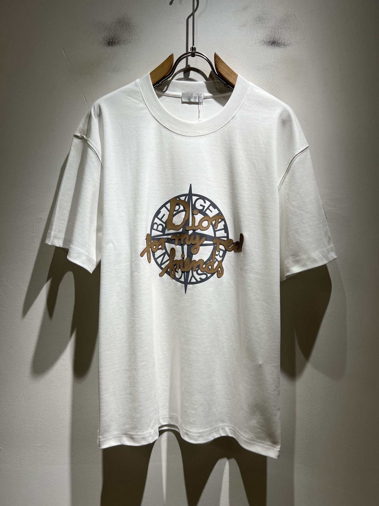 NO:838546,Dio*Dijia's new 2026 spring and summer short-sleeved T-shirts for men and women are on sale simultaneously at counters!  Customized exclusive 260g pure cotton fabric, customized original craft thread, chest logo pattern laminated craft design!  Simple and elegant, easy to match and versatile, extremely high-grade, perfectly integrated into fashion and style, it is a top-notch fashionable style that is perfect for outer wear!  The whole thing gives people a natural feeling!  The ultimate classic versatile short-sleeved T-shirt, designed with the latest three-dimensional letter logo laminated elements!  The ultimate heavy work, the ultimate perfection!  Fans who pursue high quality should rush to buy it by themselves, and we sincerely invite all fans who know the goods to appreciate this model together!  !  Color Black White Size M-3XL,,dior,dior,T-shirt,tees,t-shirt,19860909Dio*迪家 2026春夏新款男女同款短袖T恤,专柜同步发售！定制专属260克纯棉面料,定制原版工艺螺纹,胸前logo图案压胶工艺设计！简约大方,从容百搭,档次极高,完美融入时尚还有风情感一款完美符合外穿的顶尖时髦气质款！整体给人浑然天成的感觉！极致经典的百搭型短袖T恤,采用最新的立体字母logo压胶元素设计！极致的重工极致的完美！追求高品质的粉丝们请自行抢购,诚邀所有识货的粉丝一同鉴赏此款！！颜色黑色 白色 尺码M-3XL,,dior,dior,T-shirt,tees，t-shirt,,Men's clothing