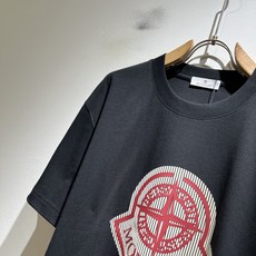 Moncler蒙家 2026春夏男女同款👫情侣款最新的贸易订单短袖T恤,全品相!!网红款!采用logo图 Moncler蒙家 2026春夏男女同款👫情侣款最新的贸易订单短袖T恤,全品相!!网红款!采用logo图