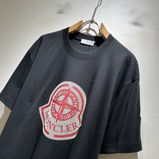 Moncler蒙家 2026春夏男女同款👫情侣款最新的贸易订单短袖T恤,全品相!!网红款!采用logo图 Moncler蒙家 2026春夏男女同款👫情侣款最新的贸易订单短袖T恤,全品相!!网红款!采用logo图