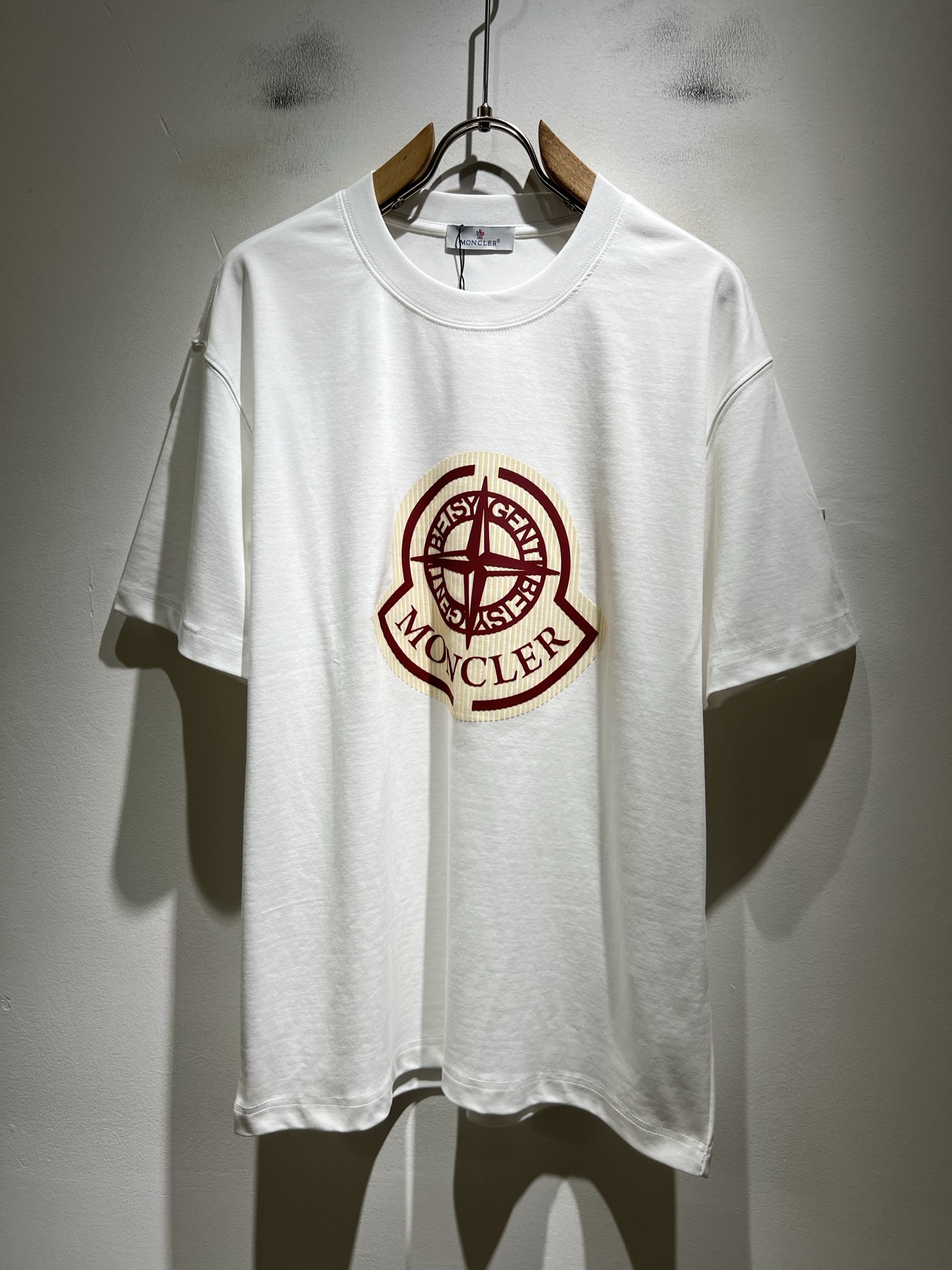 NO:838521,Moncler Mengjia 2026 spring and summer men's and women's same style couple's latest trade order short-sleeved T-shirts, all in good condition!  !  Internet celebrity model!  Adopt logo pattern printed laminated design!  The upper body is comfortable and breathable, not stiff, and the overall body has a rich three-dimensional feel. It is a quality export order and is customized with exclusive pure cotton fabric tailoring to meet the simple needs of commuters. The upper body effect is very good, slimming, and not picky about the figure. The fabric workmanship... is impeccable. Only good craftsmanship and good fabrics can make you wear a good taste. It is a must-have item for everyone!  Size M-3XL,,T-shirt,tees,t-shirt,19860909Moncler蒙家 2026春夏男女同款情侣款最新的贸易订单短袖T恤,全品相！！网红款！采用logo图案印花压胶设计！上身舒适透气,不僵硬,整体有着丰富的立体感,品质出口订单,定制专属纯棉面料剪裁,满足通勤人们对于着装的简约需求,上身效果很好,显瘦,不挑剔身材.面料做工....无可挑剔,好工艺好面料才能穿出好品味一款,人手必备单品！尺码M-3XL,,T-shirt,tees，t-shirt,,Men's clothing