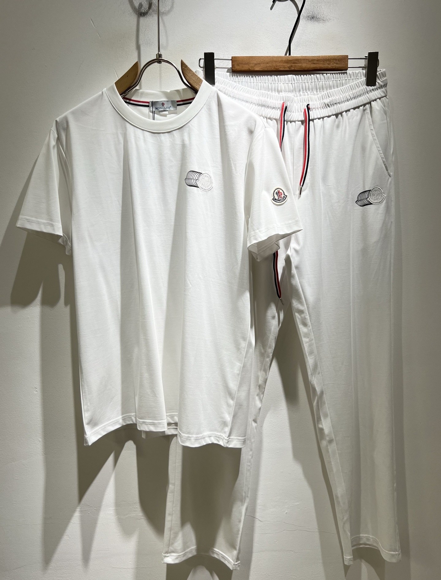 NO:838528,Moncler Mengjia's latest 2026 spring and summer trade order casual suits for men and women, all in good condition!  !  Internet celebrity model!  Designed with logo embroidery!  The upper body is comfortable and breathable, not stiff, and the overall body has a rich three-dimensional feel. It is a quality export order and is customized with exclusive pure cotton fabric tailoring to meet the simple needs of commuters. The upper body effect is very good, slimming, and not picky about the figure. The fabric workmanship... is impeccable. Only good craftsmanship and good fabrics can make you wear a good taste. It is a must-have item for everyone!  Size L-4XL,,19860909Moncler蒙家 2026春夏最新男女同款贸易订单休闲套装,全品相！！网红款！采用logo图案刺绣设计！上身舒适透气,不僵硬,整体有着丰富的立体感,品质出口订单,定制专属纯棉面料剪裁,满足通勤人们对于着装的简约需求,上身效果很好,显瘦,不挑剔身材.面料做工....无可挑剔,好工艺好面料才能穿出好品味一款,人手必备单品！尺码L-4XL,,,Men's clothing