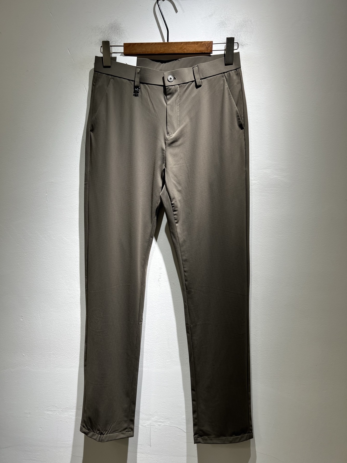 NO:849528,BC-Brunello Cucineli 2026 spring and summer new men's fashion high-end casual trousers, Hong Kong channel goods, original Japanese factory production, pure blood quality, perfect continuation of the essence and genes of the LOE* family, from the main fabric to the detailed craftsmanship, all demonstrate the ingenuity of quality, use multiple brand element logos to interpret, select precious materials to construct the hardware logo design!  A soulful expression of identity!  We provide customers with high-grade imported elastic spandex fabrics, very high-end and fashionable detailed craftsmanship, and the red ear cloth is made by a specific antique loom. This element means it is worth savoring!  It is invincible in terms of matching, interpreting the versatility in place, paying attention to the details, all the accessories are supplied by foreign merchants, the tailoring is fit and slim, and the upper body butt lifting effect is excellent. It is a styling item that can only be found but not sought after!  Size 30-40,,brunello cucinelli,loewe,19860909BC-Brunello Cucineli 2026春夏新品男士时装款高端休闲西裤,香港洋行渠道货,日本原厂出品,纯血统品质,完美延续了LOE*家的精髓与基因,从主体面料到细节工艺,无不彰显出品质的匠心所在,运用多个品牌元素标识来诠释,选取矜贵的材质构建五金logo设计！属于灵魂式的身份彰显！客供高级进口弹力氨纶面料,非常高级且时髦的细节工艺,赤耳布是由特定古董织布机完成,此元素代表非常值得细品悦人！在搭配上所向无敌,把百搭阐释到位,细节匠心考究,辅料皆为外商客供,剪裁合体修身,上身提臀效果绝佳,可遇而不可求的造型单品！尺码30-40,,brunello cucinelli,loewe,,Men's clothing