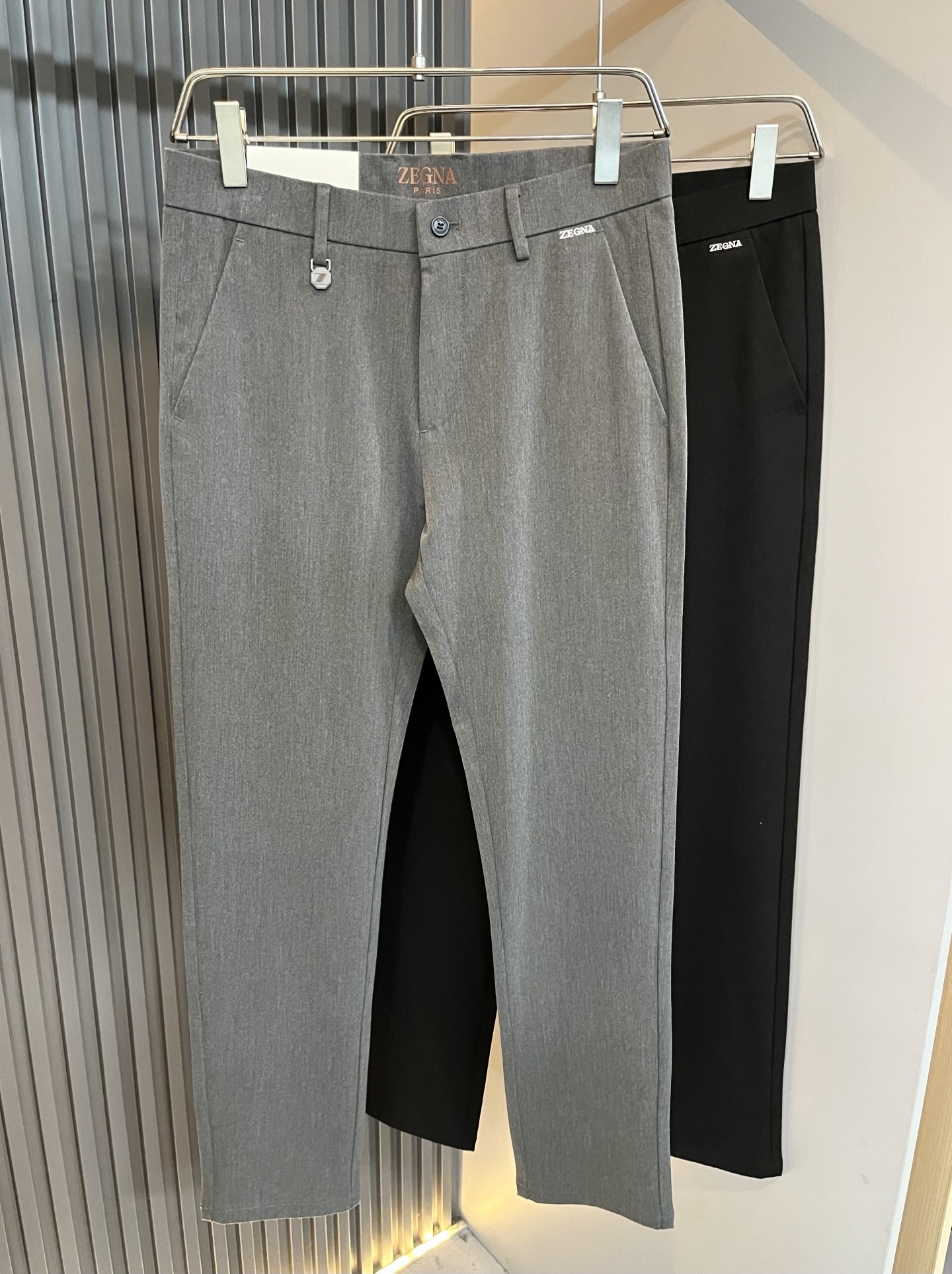NO:846420,Ermenegildo Zeg*a 2026 spring and summer new men's casual trousers, the final channel product has appeared!  !  Simultaneous sales at the counter!  It is no exaggeration to say that these trousers are products from the original OEM channel, not bragging about the original OEM. They are completely products from the domestic garment OEM officially authorized by Ermenegildo Zegna!  Therefore, the quantity and size ratio are extremely scarce, so you will earn money if you grab it!  The best pants for fall and winter are officially revealed!  !  !  !  !  !  Zegna products have always been one of the must-have accessories for successful business people!  The brand's high-end style and powerful aura are not easily surpassed by everyone. No matter which season the style is, it is the standard of temperament!  However, the fabric style is between business casual and daily wear. Customized original hardware and logo accessories!  Only Ermenegildo Zegna, which specializes in men's business and casual wear, can design a pair of trousers that is so suitable for the general public!  Whether you are wearing it for casual occasions or business occasions, this style can be matched just right. If you want to wear it, you must wear it well and be able to wear it with your own taste!  Pants that give yourself unlimited bonus points!  Size 30-4037 39,,zegna,19860909Ermenegildo Zeg*a杰*亚 2026春夏新款男士休闲西裤,压轴的渠道货出现了！！柜台同步销售！ 毫不夸张的说,此款裤装是原厂代工渠道的货,并不是吹牛的原厂代工,完全是由杰尼亚官方授权的国内成衣代工厂出来的产品！所以数量跟尺码配比都极度紧缺,抢到就是赚到！秋冬最好的裤装正式揭幕！！！！！！Zegna的东西,从来都是成功商务人士的专属必备行头之一！品牌高级的格调以及自带强大的气场并不是所有人都能轻易凌驾的.无论哪季的款式都是都是气质标配！但是面料版型又介乎于商务休闲跟日常穿着之间,定制原版五金logo辅料配件！能将一款裤装设计到如此贴合大众穿着,也就只有专注于男装商务休闲的杰尼亚了！不论您是休闲场合穿搭,或者商务场合此款都能搭配的恰到好处要穿,就必须穿好的,能穿出属于自己品味的！给自己无限加分的裤子！尺码30-4037 39,,zegna,,Men's clothing