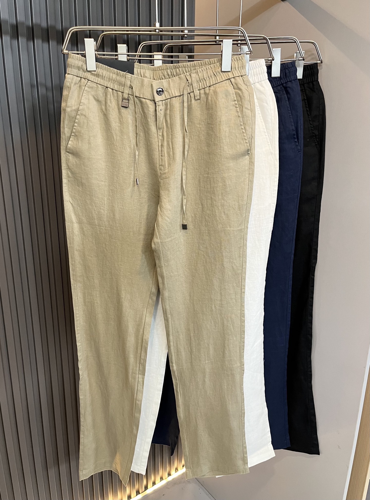 NO:843649,HUGO BOSS 2026 spring and summer new products are on sale!  Versatile pragmatism without sensationalism!  Limited edition for Hong Kong, Macao and Taiwan!  !  Draped linen material!  Undertaken by a Taiwanese foreign trade company, the material is exquisite and delicate and seems to be patented. It is of high quality and customized with original logo hardware design!  Not only the materials, colors and styles are carefully crafted, but the life philosophy behind the design coincides with the dual mentality of modern people pursuing practicality and fashionable beauty. Achieving a perfect balance between function and aesthetics is not only a display of fashion trends, but also the ultimate in modern aesthetics. P's vision is not limited to an indispensable component of the core value of a fashion brand, an alternative to mature styles, and sizes M-4XL.19860909HUGO BOSS 雨果博斯 2026春夏新品发售！百搭实用主义不哗众取宠！港澳台地区限定款！！立体裁剪亚麻材质！台湾外贸公司承接、材质精致细腻似乎是专利品质上乘 定制原版logo五金设计！不仅在材料、颜色与款式工夫,设计背后的生活哲学正巧契合现代人追求切身实用与流行美观的双重心态,在机能与美学之间取得完美平衡,不但是时尚潮流的展现,更是现代美学的极致.P的视野并没有局限时尚品牌核心价值中不可或缺的组成部分、的另一种选择替代风格成熟、尺码M-4XL,,,Men's clothing