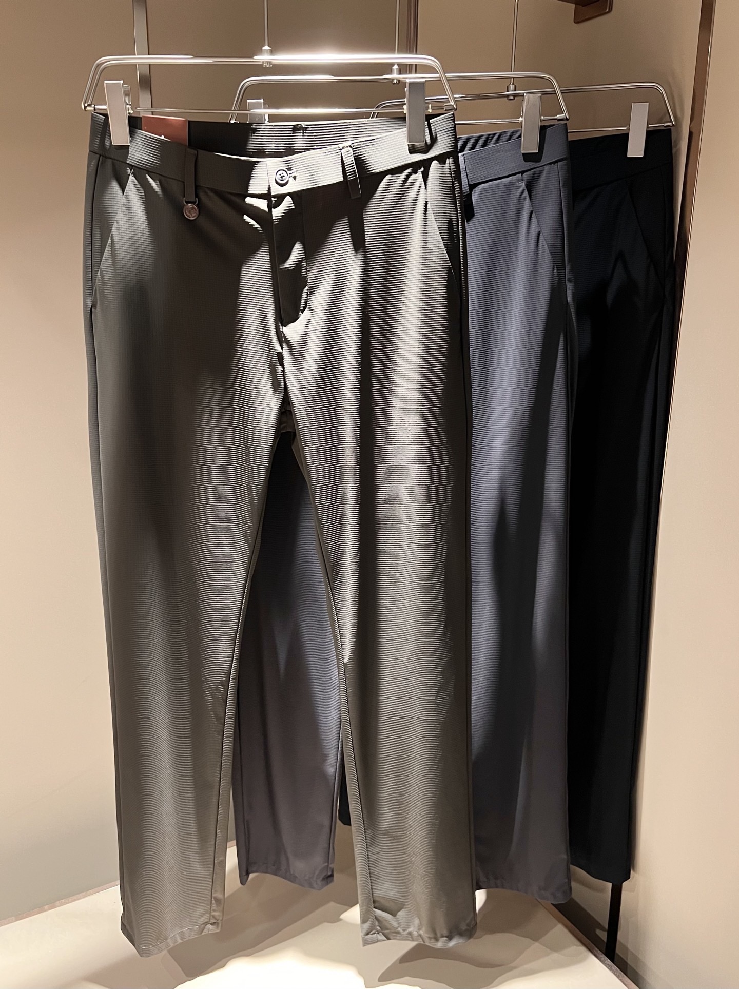 NO:841001,Loro Piana's 2026 spring and summer new men's fashion high-end casual pants, Hong Kong channel goods, original Japanese factory production, pure blood quality, perfect continuation of the essence and genes of the LP family, from the main fabric to the detailed craftsmanship, all demonstrate the quality of the ingenuity, using multiple brand elements to interpret, logo hardware design!  A soulful expression of identity!  We provide customers with high-grade imported elastic spandex fabrics, very high-end and fashionable detailed craftsmanship. The red ear cloth is made by a specific antique loom. This element represents the identity and rank of the trousers. It is worth savoring!  It is invincible in terms of matching, interpreting the versatility in place, paying attention to the details, all the accessories are supplied by foreign merchants, the tailoring is fit and slim, and the upper body butt lifting effect is excellent. It is a styling item that can only be found but not sought after!  Size 30-40 37 39,,loro piana,loro piana,19860909Loro Piana诺悠翩雅 2026春夏新品男士时装款高端休闲裤,香港洋行渠道货,日本原厂出品,纯血统品质,完美延续了LP家的精髓与基因,从主体面料到细节工艺,无不彰显出品质的匠心所在,运用多个品牌元素标识来诠释,标志logo五金设计！属于灵魂式的身份彰显！客供高级进口弹力氨纶面料,非常高级且时髦的细节工艺,赤耳布是由特定古董织布机完成,此元素代表着西裤的身份及段位,非常值得细品悦人！在搭配上所向无敌,把百搭阐释到位,细节匠心考究,辅料皆为外商客供,剪裁合体修身,上身提臀效果绝佳,可遇而不可求的造型单品！尺码30-40 37 39,,loro piana,loro piana,,Men's clothing
