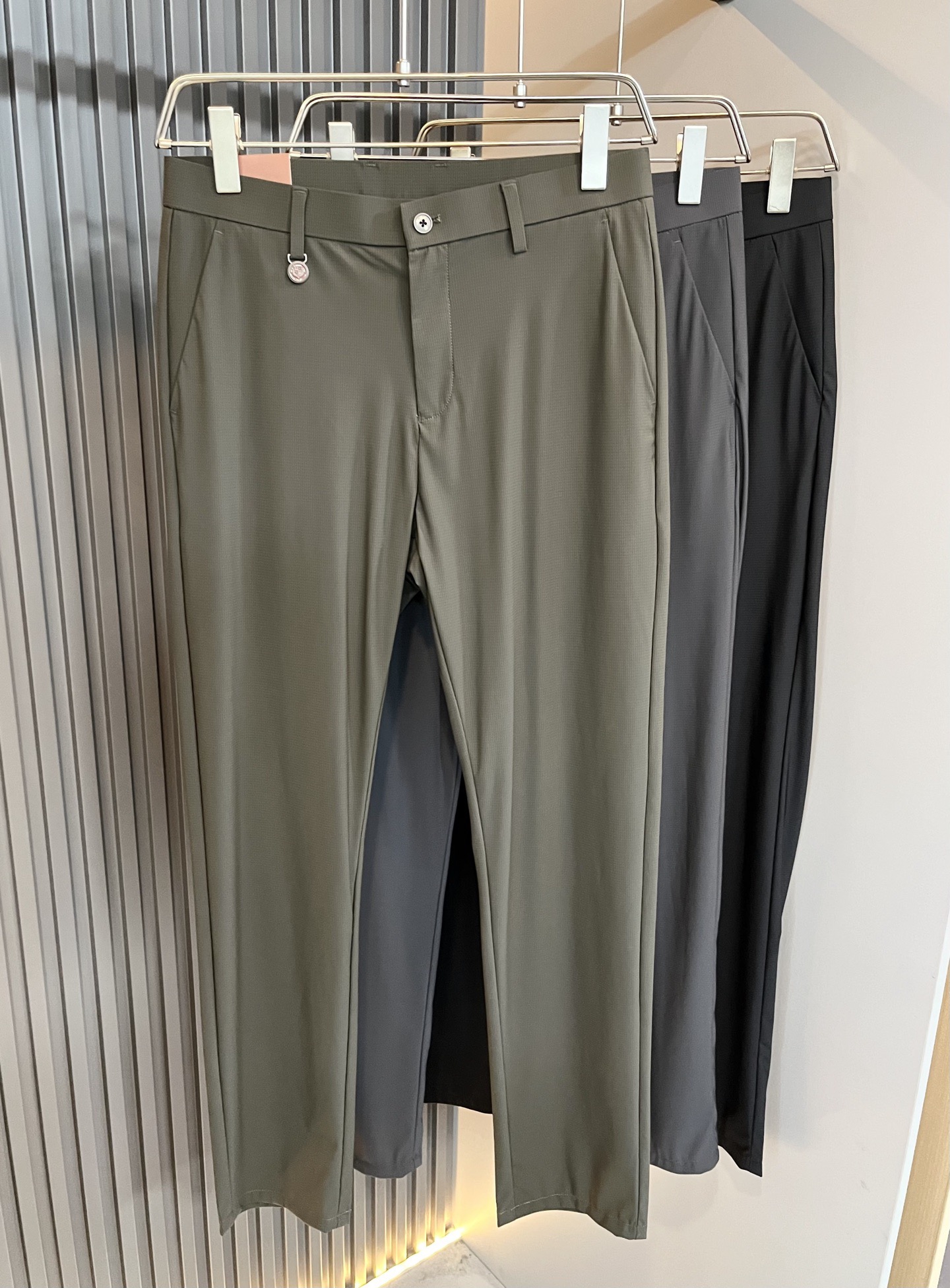 NO:846424,Loro Piana's 2026 spring and summer new men's fashion high-end casual pants, Hong Kong channel goods, original Japanese factory production, pure blood quality, perfect continuation of the essence and genes of the LP family, from the main fabric to the detailed craftsmanship, all demonstrate the quality of the ingenuity, using multiple brand elements to interpret, logo hardware design!  A soulful expression of identity!  We provide customers with high-grade imported elastic spandex fabrics, very high-end and fashionable detailed craftsmanship. The red ear cloth is made by a specific antique loom. This element represents the identity and rank of the trousers. It is worth savoring!  It is invincible in terms of matching, interpreting the versatility in place, paying attention to the details, all the accessories are supplied by foreign merchants, the tailoring is fit and slim, and the upper body butt lifting effect is excellent. It is a styling item that can only be found but not sought after!  Size 30-40 37 39,,loro piana,loro piana,19860909Loro Piana诺悠翩雅 2026春夏新品男士时装款高端休闲裤,香港洋行渠道货,日本原厂出品,纯血统品质,完美延续了LP家的精髓与基因,从主体面料到细节工艺,无不彰显出品质的匠心所在,运用多个品牌元素标识来诠释,标志logo五金设计！属于灵魂式的身份彰显！客供高级进口弹力氨纶面料,非常高级且时髦的细节工艺,赤耳布是由特定古董织布机完成,此元素代表着西裤的身份及段位,非常值得细品悦人！在搭配上所向无敌,把百搭阐释到位,细节匠心考究,辅料皆为外商客供,剪裁合体修身,上身提臀效果绝佳,可遇而不可求的造型单品！尺码30-40 37 39,,loro piana,loro piana,,Men's clothing