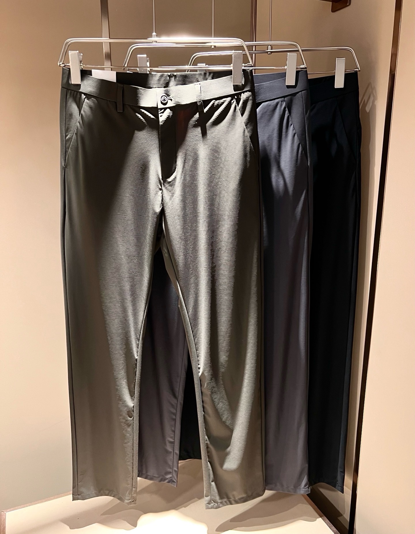 NO:840998,ThomBrow*e Thom* Lang ~ 2026 new spring and summer casual trousers, available on the official website at the same time, unique design charm, very high-end, simple but not simple, a new model of ready-to-wear!  The fabric is made of unique elastic spandex fabric, which feels smooth and soft, has texture, and has a strong vertical feel. The upper body is smooth and not tight, and it can feel stuffy due to direct ultraviolet rays. Leather logo design!  The style is harmonious and unified, with the ultimate level of craftsmanship. The side cutting design style is very unique, very tasteful, exquisite and delicate, easy to wear and comfortable, showing sports vitality, and exquisite details. The classic and perfect version design shows fashionable vitality in daily leisure life. It enhances men's charming style and becomes a high-end model. Size 30-40,,19860909ThomBrow*e汤姆*朗 ~2026春夏新款休闲西裤,官网同步有售,独特设计魅力,非常高端,简约不简单,成衣新典范！面料精选独特弹力氨纶面料,手感光滑柔软,有质感,有很强的垂直感,上身爽滑不紧绷,紫外线直射造成的闷热感,皮革logo设计！风格和谐统一,极致工艺水平.侧面非常独特裁剪设计风格,非常有味道,精致细腻,好穿舒适,展现运动活力,细节考究.经典完美版型设计,日常休闲生活中展现时尚活力.提升男士魅力格调,成就高端典范.尺码30-40,,,Men's clothing