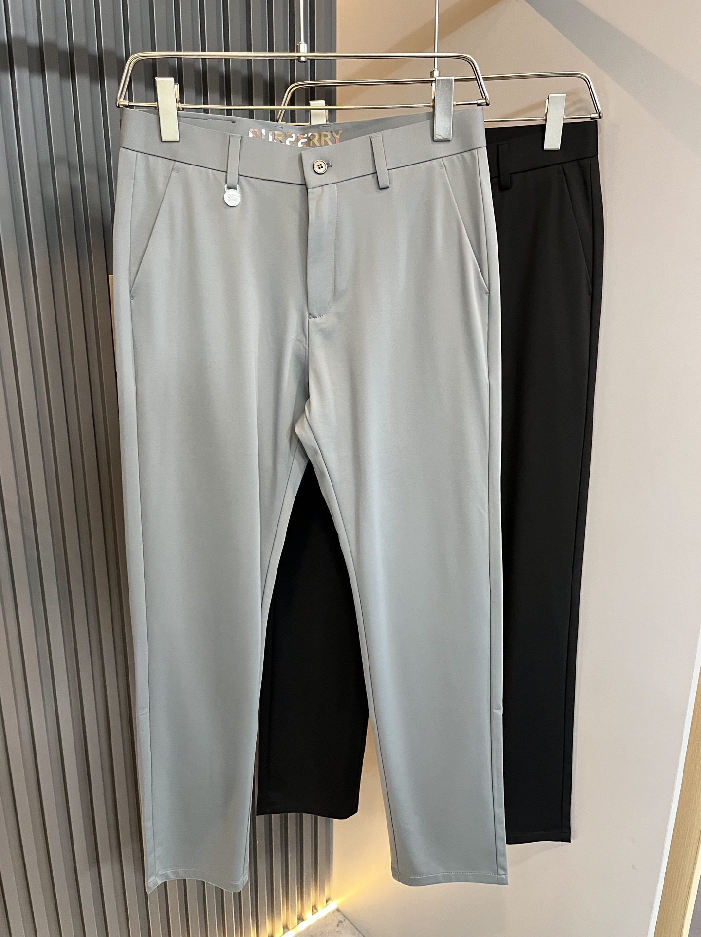 NO:840968,BURBER*Y 2026 spring and summer men's casual trousers, men's classic basic small straight trousers, simple solid color and versatile style with hardware logo and accessories  The classic lining is edged with British-style stripes and is clearly iconic. It is a wardrobe must-have. It is on sale at the counter. All products are suitable for foreign trade orders. It has a strong British style. It has long been synonymous with luxury, quality, innovation and timeless classics. Its windbreaker is world-renowned as a brand logo. It has a traditional British design style, unique fabrics, generous and elegant. The drastic transformation design forms a continuous totem print, and the simple font replaces the classic knight logo, completely subverting the original style.  The counter model catwalk series is very fashionable, a simple, refreshing, fashionable and versatile casual style. They are all super stylish. They are the dark horse that makes people shine this season. They are also the most appropriate colors. Sizes are 30-40 37 39, burberry,19860909BURBER*Y巴*莉 2026春夏男士休闲西裤,男士经典基础款小直筒裤 简洁纯色百搭款五金logo辅料配合 经典内里英伦风条包边,标志性明显,衣橱必备,专柜在售,全品相外贸订单.是具有浓厚英伦风格.长久以来成为奢华、品质、创新以及永恒经典的代名词,旗下的风衣作为品牌标识享誉全球.带有一股英国传统的设计风格,独特的布料、大方优雅为主.大刀阔斧的转型设计,组成连续图腾印花,简约的字体取代了经典的骑士标志,彻头彻尾地颠覆了原始风格. 专柜模特走秀系列,非常时尚一款简单清爽时尚百搭休闲款,都超级有型,更是本季让人眼前一亮的黑马,也是最应景的色彩,尺码30-40 37 39,,burberry,,Men's clothing