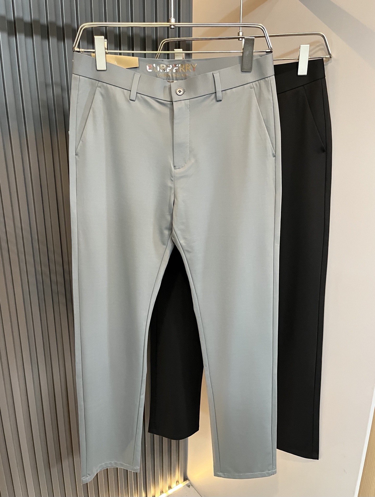 NO:847992,BURBER*Y 2026 spring and summer men's casual trousers, men's classic basic small straight trousers, simple solid color and versatile style with hardware logo and accessories  The classic lining is edged with British-style stripes and is clearly iconic. It is a wardrobe must-have. It is on sale at the counter. All products are suitable for foreign trade orders. It has a strong British style. It has long been synonymous with luxury, quality, innovation and timeless classics. Its windbreaker is world-renowned as a brand logo. It has a traditional British design style, unique fabrics, generous and elegant. The drastic transformation design forms a continuous totem print, and the simple font replaces the classic knight logo, completely subverting the original style.  The counter model catwalk series is very fashionable, a simple, refreshing, fashionable and versatile casual style. They are all super stylish. They are the dark horse that makes people shine this season. They are also the most appropriate colors. Sizes are 30-40 37 39, burberry,19860909BURBER*Y巴*莉 2026春夏男士休闲西裤,男士经典基础款小直筒裤 简洁纯色百搭款五金logo辅料配合 经典内里英伦风条包边,标志性明显,衣橱必备,专柜在售,全品相外贸订单.是具有浓厚英伦风格.长久以来成为奢华、品质、创新以及永恒经典的代名词,旗下的风衣作为品牌标识享誉全球.带有一股英国传统的设计风格,独特的布料、大方优雅为主.大刀阔斧的转型设计,组成连续图腾印花,简约的字体取代了经典的骑士标志,彻头彻尾地颠覆了原始风格. 专柜模特走秀系列,非常时尚一款简单清爽时尚百搭休闲款,都超级有型,更是本季让人眼前一亮的黑马,也是最应景的色彩,尺码30-40 37 39,,burberry,,Men's clothing