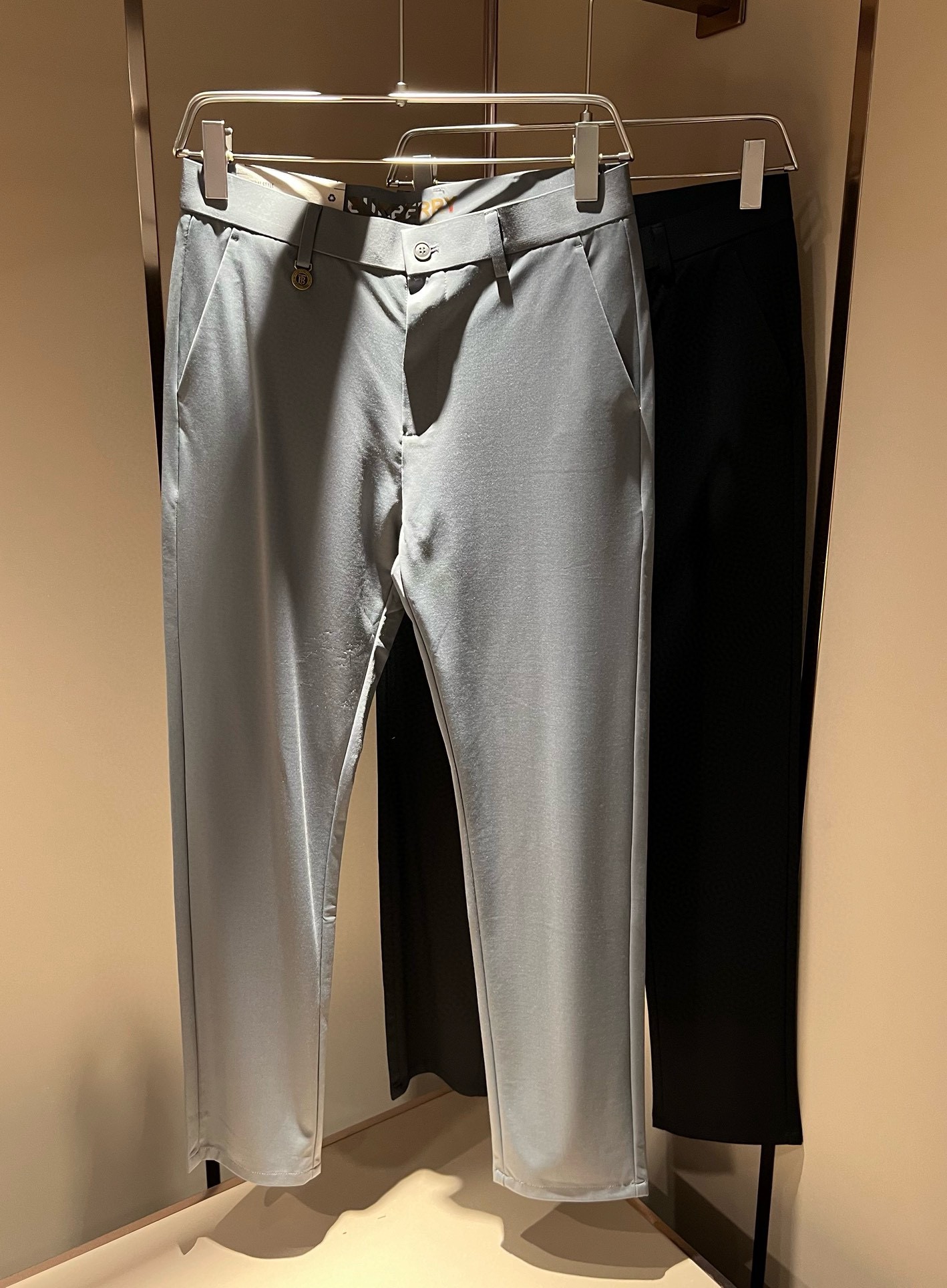 NO:840994,BURBER*Y 2026 spring and summer men's casual trousers, men's classic basic small straight trousers, simple solid color and versatile style with hardware logo and accessories  The classic lining is edged with British-style stripes and is clearly iconic. It is a wardrobe must-have. It is on sale at the counter. All products are suitable for foreign trade orders. It has a strong British style. It has long been synonymous with luxury, quality, innovation and timeless classics. Its windbreaker is world-renowned as a brand logo. It has a traditional British design style, unique fabrics, generous and elegant. The drastic transformation design forms a continuous totem print, and the simple font replaces the classic knight logo, completely subverting the original style.  The counter model catwalk series is very fashionable, a simple, refreshing, fashionable and versatile casual style. They are all super stylish. They are the dark horse that makes people shine this season. They are also the most appropriate colors. Sizes are 30-40 37 39, burberry,19860909BURBER*Y巴*莉 2026春夏男士休闲西裤,男士经典基础款小直筒裤 简洁纯色百搭款五金logo辅料配合 经典内里英伦风条包边,标志性明显,衣橱必备,专柜在售,全品相外贸订单.是具有浓厚英伦风格.长久以来成为奢华、品质、创新以及永恒经典的代名词,旗下的风衣作为品牌标识享誉全球.带有一股英国传统的设计风格,独特的布料、大方优雅为主.大刀阔斧的转型设计,组成连续图腾印花,简约的字体取代了经典的骑士标志,彻头彻尾地颠覆了原始风格. 专柜模特走秀系列,非常时尚一款简单清爽时尚百搭休闲款,都超级有型,更是本季让人眼前一亮的黑马,也是最应景的色彩,尺码30-40 37 39,,burberry,,Men's clothing