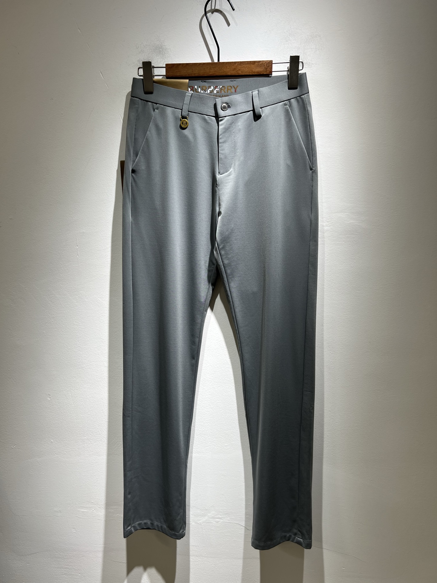 NO:841012,BURBER*Y 2026 spring and summer men's casual trousers, men's classic basic small straight trousers, simple solid color and versatile style with hardware logo and accessories  The classic lining is edged with British-style stripes and is clearly iconic. It is a wardrobe must-have. It is on sale at the counter. All products are suitable for foreign trade orders. It has a strong British style. It has long been synonymous with luxury, quality, innovation and timeless classics. Its windbreaker is world-renowned as a brand logo. It has a traditional British design style, unique fabrics, generous and elegant. The drastic transformation design forms a continuous totem print, and the simple font replaces the classic knight logo, completely subverting the original style.  The counter model catwalk series is very fashionable, a simple, refreshing, fashionable and versatile casual style. They are all super stylish. They are the dark horse that makes people shine this season. They are also the most appropriate colors. Sizes are 30-40 37 39, burberry,19860909BURBER*Y巴*莉 2026春夏男士休闲西裤,男士经典基础款小直筒裤 简洁纯色百搭款五金logo辅料配合 经典内里英伦风条包边,标志性明显,衣橱必备,专柜在售,全品相外贸订单.是具有浓厚英伦风格.长久以来成为奢华、品质、创新以及永恒经典的代名词,旗下的风衣作为品牌标识享誉全球.带有一股英国传统的设计风格,独特的布料、大方优雅为主.大刀阔斧的转型设计,组成连续图腾印花,简约的字体取代了经典的骑士标志,彻头彻尾地颠覆了原始风格. 专柜模特走秀系列,非常时尚一款简单清爽时尚百搭休闲款,都超级有型,更是本季让人眼前一亮的黑马,也是最应景的色彩,尺码30-40 37 39,,burberry,,Men's clothing