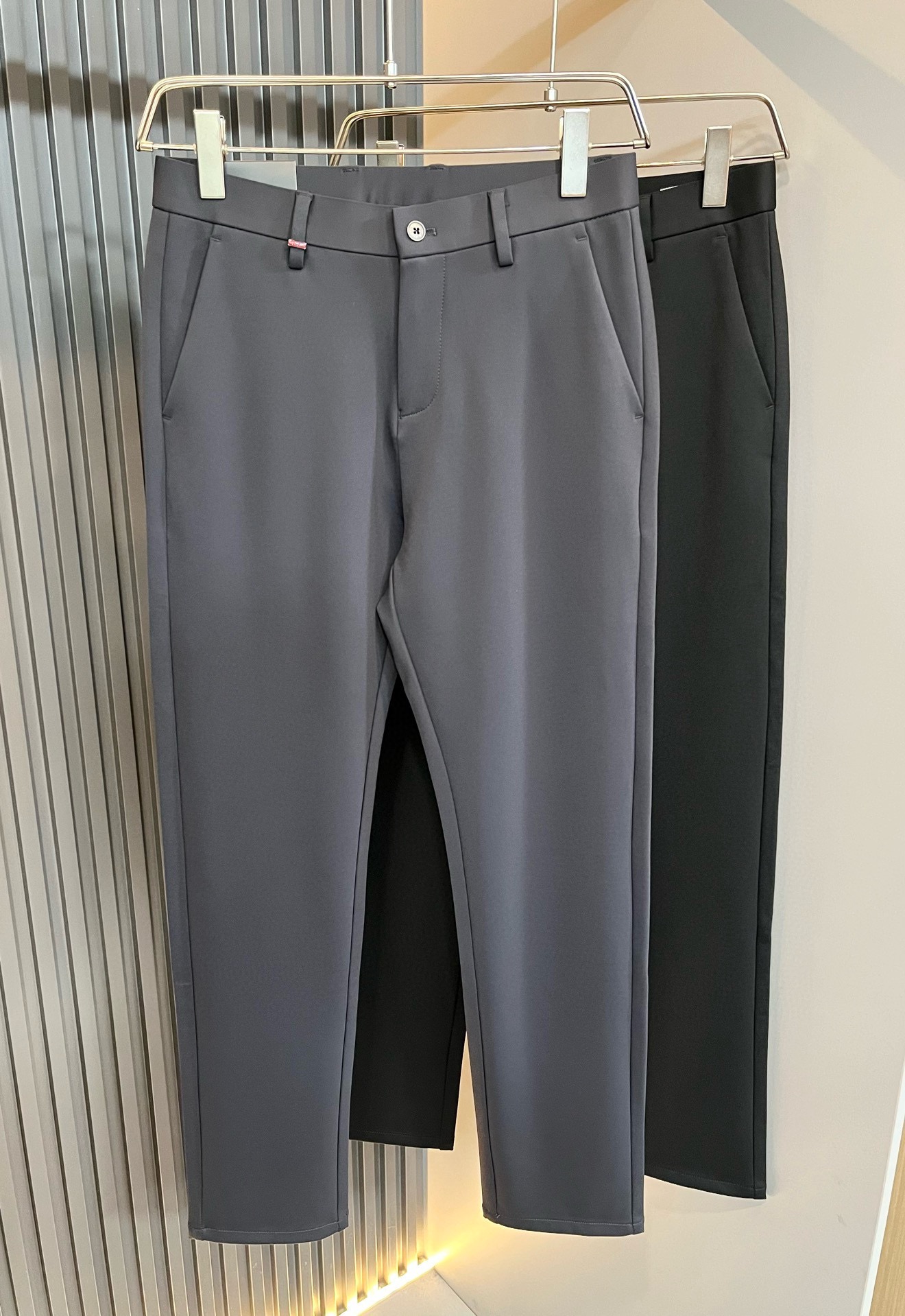 NO:846435,Kiton 2026 spring and summer new trousers, men's classic business casual basic trousers and trousers!  Trading company channels are rare, leading official website sales!  A pair of trousers with both design value and practical wearability. Taking into account the fashion sense at the same time, it is definitely the best item of the P family this year!  Customized original Tom spandex fabric!  Getting the real thing will definitely make you want to repurchase infinitely!  The basic style of suit pants, with just the right cutting technology, is very tolerant to the body shape, can well modify the shape of the legs, visually makes the legs longer and straighter, and adds a lot of points to your appearance and aura!  Customized YKK metal zippers, customized original logo hardware and accessories for decoration!  The iconic classic logo hardware badge patch on the back is self-evident in its recognition and luxury, and it is low-key without losing the sense of identity!  The autumn and winter trousers are a versatile and basic classic that can be easily used for both business and leisure. There is no reason not to buy them!  Size 30-40 37 39,,business suit,19860909Kiton 2026春夏新款西裤,男士经典商务休闲基础长裤西裤！贸易公司渠道稀出,领先官网发售！设计值与实穿性均在线的一款裤装,兼顾时尚感的同时,绝对算得上是今年P家最佳单品无疑！定制原版汤姆氨纶面料！实物到手绝对会让你有无限回购的渴望！基础的西装裤版型,恰到好处的裁剪工艺,对于身材包容性极好,能够很好的修饰腿型,在视觉上显腿长显腿直,为你的颜值与气场加分不少！客供定制YKK金属拉链,定制原版logo五金辅料修饰！后幅标志性经典标五金徽章贴饰,其辨识度与奢华感不言而喻,低调中不失身份感！的秋冬神裤,百搭基础的经典,商务休闲皆可轻松应对,根本找不到不入手的理由！尺码30-40 37 39,,business suit,,Men's clothing