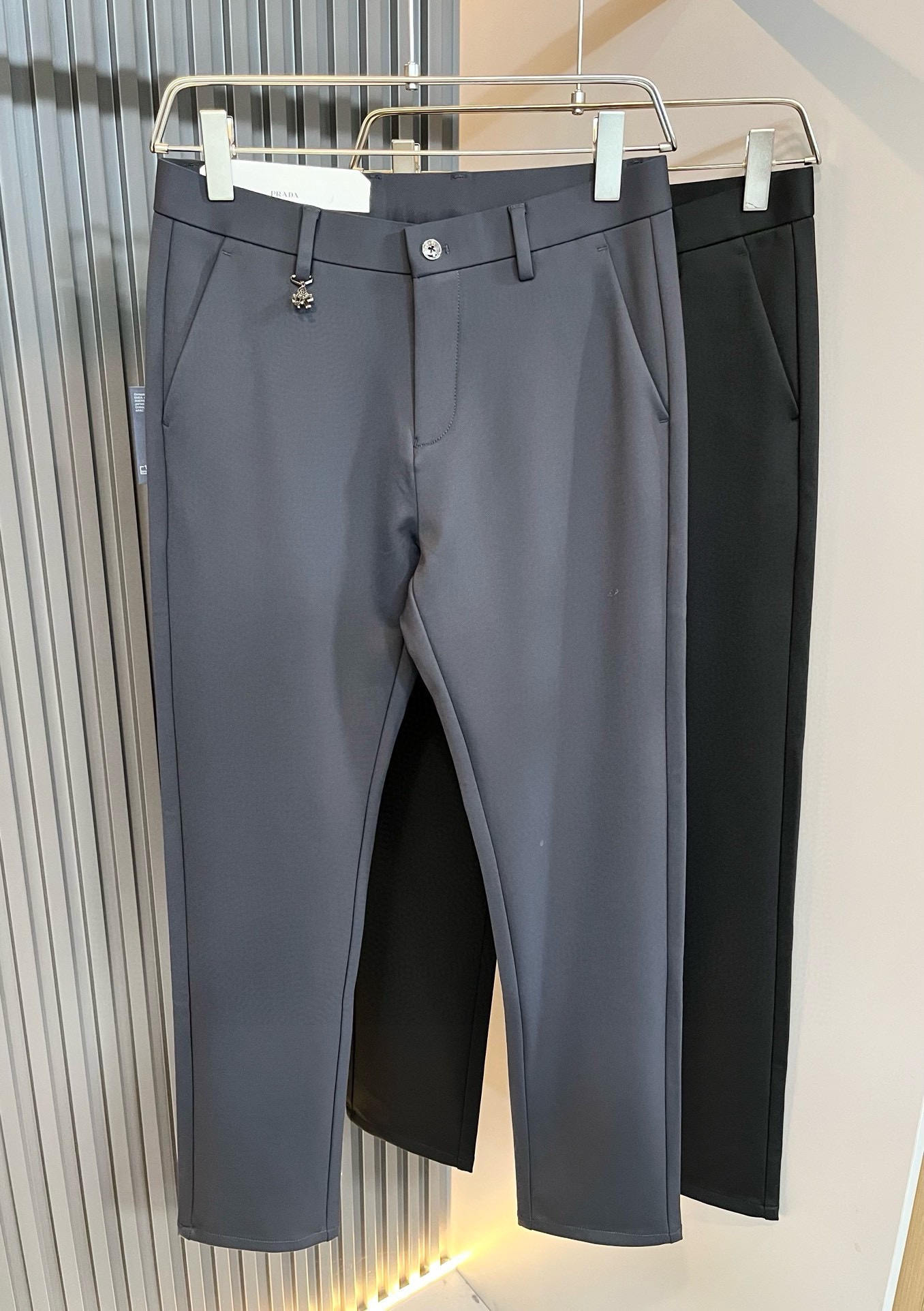 NO:840995,PRA*DA 2026 spring and summer new stretch cotton blended spandex versatile trousers, men's classic business casual basic trousers and trousers!  Trading company channels are rare, leading official website sales!  A pair of trousers with both design value and practical wearability. Taking into account the fashion sense at the same time, it is definitely the best item of the P family this year!  The fabric is wrinkle-resistant, light and easy to care for, feels light, silky and delicate, and has excellent breathable, moisture-absorbing and quick-drying properties. It is definitely the best choice for your autumn and winter wardrobe. If you get the actual product, you will definitely have an endless desire to repurchase it!  The basic style of suit pants, with just the right cutting technology, is very tolerant to the body shape, can well modify the shape of the legs, visually makes the legs longer and straighter, and adds a lot of points to your appearance and aura!  Customized YKK metal zippers, customized original logo hardware and accessories for decoration!  The iconic classic logo hardware badge patch on the back is self-evident in its recognition and luxury, and it is low-key without losing the sense of identity!  A versatile and basic classic, it can be easily used for both business and leisure. There is no reason not to buy it!  Size 30-40 37 39,,prada,business suit,19860909PRA*DA 普*达 2026春夏新款弹力棉质混纺氨纶百搭西裤,男士经典商务休闲基础长裤西裤！贸易公司渠道稀出,领先官网发售！设计值与实穿性均在线的一款裤装,兼顾时尚感的同时,绝对算得上是今年P家最佳单品无疑！面料抗皱轻盈好打理,手感轻薄丝滑细腻,拥有着极佳的透气吸湿速干性能,绝对是秋冬衣橱中不二之选,实物到手绝对会让你有无限回购的渴望！基础的西装裤版型,恰到好处的裁剪工艺,对于身材包容性极好,能够很好的修饰腿型,在视觉上显腿长显腿直,为你的颜值与气场加分不少！客供定制YKK金属拉链,定制原版logo五金辅料修饰！后幅标志性经典标五金徽章贴饰,其辨识度与奢华感不言而喻,低调中不失身份感！百搭基础的经典,商务休闲皆可轻松应对,根本找不到不入手的理由！尺码30-40 37 39,,prada,business suit,,Men's clothing