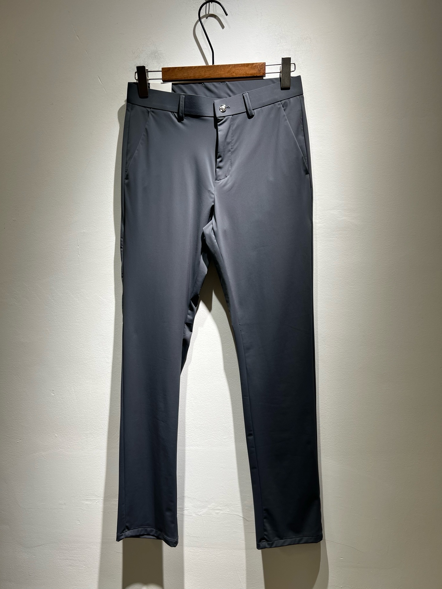 NO:841008,Ferraga*mo 2026 new spring and summer men's casual small straight trousers, original quality, original quality high-end fashion casual washed original trousers fabric!  The metal Ferragamo LOGO on the back waist is produced by the original factory channel; it is sold simultaneously on the G network, and the thickness is just right to meet the needs of wearing. The fabric is soft and elastic. Beautiful washing process, just right purity, the craftsmanship is very outstanding, the fabric is soft and elastic, the turning lines are neat, and the perfect details are produced. The casual and versatile four-season style, the upper body effect is not tight and excellent, showing a confident temperament; all the details show the classic logo of the perfect quality pants, which symbolizes the highest quality of the brand, and the original hardware accessories  Owning it is the beginning of another fashion!  Size 30 -40,,ferragamo,ferragamo,19860909Ferraga*mo菲拉*慕2026春夏新款男款休闲小直筒西裤, 原单品质,原单品质高端时尚休闲水洗原版西裤面料！后腰金属菲拉格慕LOGO标识,原单代工厂渠道出品；G网同步发售,厚度刚好满足穿搭需求 面料柔软具有弹力面料 漂亮的水洗工艺,恰到好处的纯粹,工艺非常突出,面料柔软富有弹性,车工走线整齐,完美细节出品.随意百搭的四季款,上身效果不紧绷极佳,彰显自信气质；所有细微处尽情展现完美品质裤子的经典Logo象征了品牌至高的品质,原厂五金配件 拥有,便是另一种时尚的开始 ！ 尺码30 -40,,ferragamo,ferragamo,,Men's clothing
