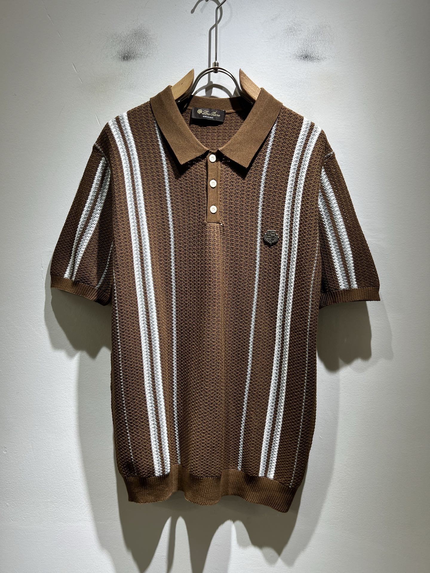 NO:843670,Loro Piana 2026 spring and summer men's latest trade order lapel knitted short-sleeved T-shirt, all in good condition!  !  The upper body is comfortable and breathable, not stiff, and the overall body has a rich three-dimensional sense. Quality export order, hardware logo pattern design on the chest!  The tailoring of exclusive knitted fabrics meets the simple needs of commuters. The upper body effect is very good, slimming, and not picky about the figure. The workmanship of the fabric... is impeccable. Only good craftsmanship and good fabrics can make you wear a good taste. It is a must-have item for everyone!  Size M-4XL,,loro piana,T-shirt,tees,t-shirt,19860909Loro Piana诺悠翩雅 2026春夏男士最新的贸易订单翻领针织短袖T恤,全品相！！上身舒适透气,不僵硬,整体有着丰富的立体感,品质出口订单,胸前五金logo图案设计！定制专属针织面料剪裁,满足通勤人们对于着装的简约需求,上身效果很好,显瘦,不挑剔身材.面料做工....无可挑剔,好工艺好面料才能穿出好品味一款,人手必备单品！尺码M-4XL,,loro piana,T-shirt,tees，t-shirt,,Men's clothing