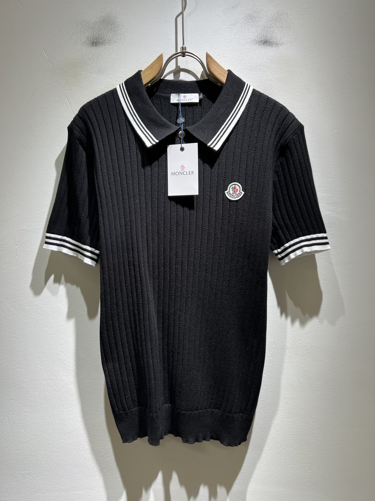 NO:843683,Moncler's latest trade order knitted short-sleeved T-shirt for spring and summer 2026, all in good condition!  !  Internet celebrity model!  The craftsmanship features a chest badge design!  The upper body is comfortable and breathable, not stiff, the whole body has a rich three-dimensional sense, quality export order, logo pattern badge design on the chest!  Customized tailoring of knitted fabrics meets the simple needs of commuters. The upper body effect is very good, slimming, and not picky about the figure. The workmanship of the fabrics... is impeccable. Only good craftsmanship and good fabrics can make you wear a good taste. It is a must-have item for everyone!  Size M-4XL,,T-shirt,tees,t-shirt,19860909Moncler蒙家 2026春夏最新的贸易订单针织短袖T恤,全品相！！网红款！工艺采用胸前徽章设计！上身舒适透气,不僵硬,整体有着丰富的立体感,品质出口订单,胸前logo图案徽章设计！定制针织面料剪裁,满足通勤人们对于着装的简约需求,上身效果很好,显瘦,不挑剔身材.面料做工....无可挑剔,好工艺好面料才能穿出好品味一款,人手必备单品！尺码M-4XL,,T-shirt,tees，t-shirt,,Men's clothing
