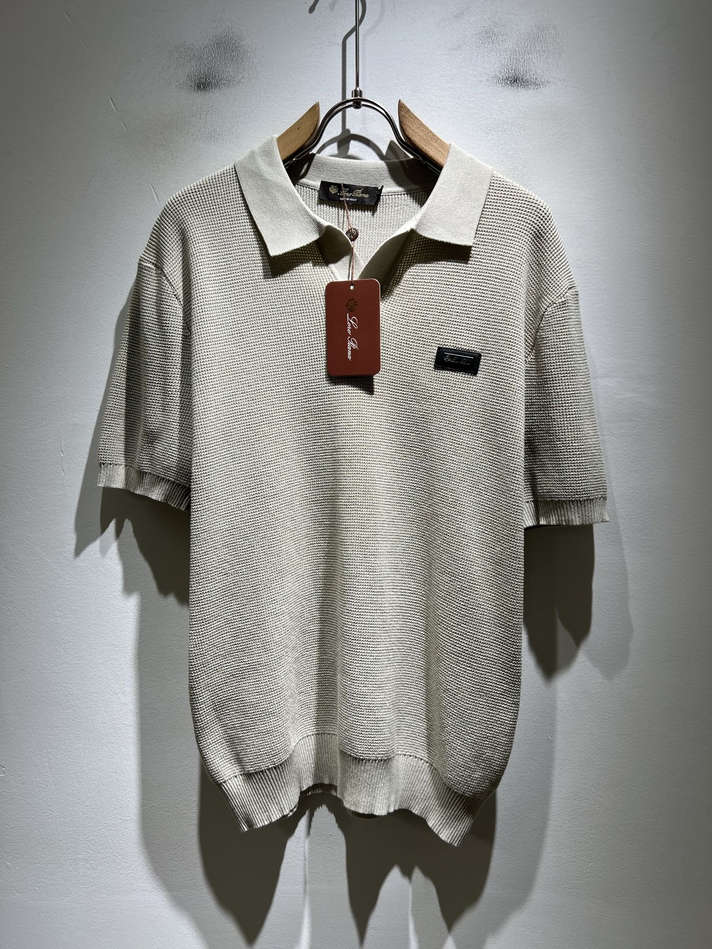NO:843677,Loro Piana 2026 spring and summer men's latest trade order lapel knitted short-sleeved T-shirt, all in good condition!  !  The upper body is comfortable and breathable, not stiff, and the overall body has a rich three-dimensional sense. Quality export order, hardware logo pattern design on the chest!  The tailoring of exclusive knitted fabrics meets the simple needs of commuters. The upper body effect is very good, slimming, and not picky about the figure. The workmanship of the fabric... is impeccable. Only good craftsmanship and good fabrics can make you wear a good taste. It is a must-have item for everyone!  Size M-4XL,,loro piana,T-shirt,tees,t-shirt,19860909Loro Piana诺悠翩雅 2026春夏男士最新的贸易订单翻领针织短袖T恤,全品相！！上身舒适透气,不僵硬,整体有着丰富的立体感,品质出口订单,胸前五金logo图案设计！定制专属针织面料剪裁,满足通勤人们对于着装的简约需求,上身效果很好,显瘦,不挑剔身材.面料做工....无可挑剔,好工艺好面料才能穿出好品味一款,人手必备单品！尺码M-4XL,,loro piana,T-shirt,tees，t-shirt,,Men's clothing