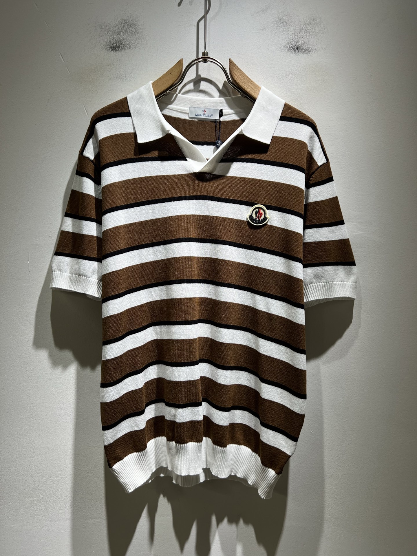 NO:843660,Moncler's latest trade order knitted short-sleeved T-shirt for spring and summer 2026, all in good condition!  !  Internet celebrity model!  The craftsmanship features a chest badge design!  The upper body is comfortable and breathable, not stiff, the whole body has a rich three-dimensional sense, quality export order, logo pattern badge design on the chest!  Customized tailoring of knitted fabrics meets the simple needs of commuters. The upper body effect is very good, slimming, and not picky about the figure. The workmanship of the fabrics... is impeccable. Only good craftsmanship and good fabrics can make you wear a good taste. It is a must-have item for everyone!  Size M-4XL,,T-shirt,tees,t-shirt,19860909Moncler蒙家 2026春夏最新的贸易订单针织短袖T恤,全品相！！网红款！工艺采用胸前徽章设计！上身舒适透气,不僵硬,整体有着丰富的立体感,品质出口订单,胸前logo图案徽章设计！定制针织面料剪裁,满足通勤人们对于着装的简约需求,上身效果很好,显瘦,不挑剔身材.面料做工....无可挑剔,好工艺好面料才能穿出好品味一款,人手必备单品！尺码M-4XL,,T-shirt,tees，t-shirt,,Men's clothing