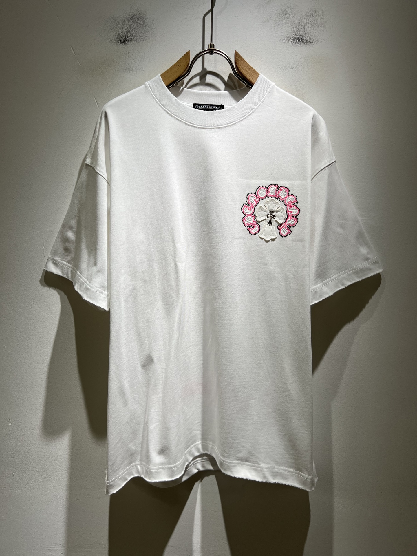 NO:843673,Chrome Hear*s Chrome Hear*s 2026 spring and summer new Chrome Hear*s short-sleeved T-shirt for men and women, wall crack recommendation!  The fashionable and arrogant Chrome Hear*s are loved all over the world. The 2026 SS detonating model, classic Chrome heart elements cut off short-sleeved T, front and rear logo embroidery design!  Full of fashionable luxury style and exuding charming artistic sense!  It is spacious and lazy, made of high-end exclusive washed pure cotton for customers!  The upper body is super comfortable!  Oversized silhouette with big dropped shoulders!  Same style for men and women!  Size M-3XL,,chrome hearts,T-shirt,tees,t-shirt,19860909Chrome Hear*s 克*心 2026春夏新品男女同款克*心短袖T恤,墙裂推荐！时尚傲娇的Chrome Hear*s,被全世界宠幸着.2026SS引爆款,经典克*心元素断绝短袖T,前后logo刺绣设计！充满了时尚的奢华风,散发着迷人的艺术感！宽大慵懒,客供高端专属洗水纯棉材质！上身超级舒适！大廓形大落肩！男女同款入！尺码M-3XL,,chrome hearts,T-shirt,tees，t-shirt,,Men's clothing