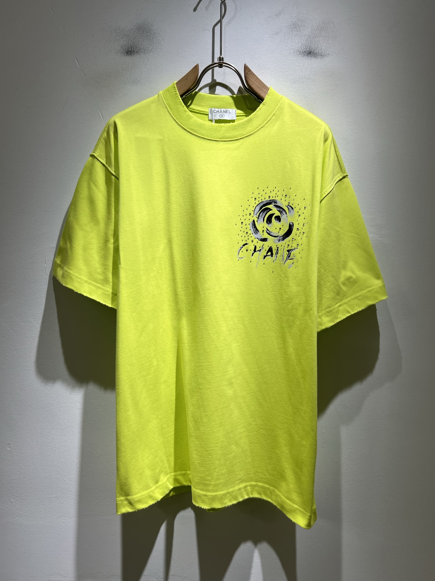 NO:843655,Xiaoxiang couple's T-shirt CHA**L 2026 spring and summer new creative casual men's and women's short-sleeved T-shirt, instantly selling European and American trade private orders in the industry, CHA**L family 2026 official website flagship item, newly created logo pattern printing design!  !  !  Super stylish, comfortable and soft cotton round neck short-sleeved T-shirt!  It is carefully produced by a trading company that specializes in overseas European and American orders. It is sold simultaneously in major Hong Kong and Macao famous stores. It is currently the most popular and versatile item on Chanel's official website!  !  As a fashionable urban fashion item with unique temperament, it is made of classic slim fit, simple pattern design, and not simple new configuration. The fabric is made of top-grade 260g pure cotton fabric supplied by customers. It feels smooth and drapey, and the top is also skin-friendly, comfortable and elastic. This time in the pattern  In terms of design, I personally feel that a lot of effort has been put into it. Among tens of thousands of colors, Chanel's official designers have carefully selected the most popular colors at the moment. The matching performance of this item is outstanding. The delicate fabric and soft touch are all unique advantages. It is a must-have for high-end fashion fans!  !  !  There really is no need to say anything more about this classic and easy-to-wear style. As long as you choose it, it is absolutely suitable!  Size M-3XL,,chanel,louis vuitton,T-shirt,tees,t-shirt,19860909小香情侣款T恤CHA**L 2026春夏新款创意休闲男女同款短袖T恤,秒杀业内的欧美贸易私单,CHA**L家族2026官网主打单品,全新创作logo图案印花设计！！！上身超有型,舒适柔软的棉质圆领短袖T恤！ 是由专做海外欧美订单的贸易公司精心出品,同步各大港澳名品店发售,目前是香奈儿官网名列前茅的超人气百搭单品！！作为一款气质独特的时髦都市风尚单品,经典的修身版型打造,简洁的图样设计,不简单的全新配置.面料是采用了客供的顶级260克纯棉面料,手感顺滑有垂感,上衣穿着也是亲肤舒适有弹性.这次在图案的设计上,我个人是觉得真的是下功夫了,在上万种颜色中,香奈儿官方设计师从中精挑细选出当下最流行的色系,此款单品的搭配性能出彩,其面料之细腻,触感之柔软都是独特的优点,高端时髦粉丝必备！！！这种经典又好穿的款式真的不用再说什么了,只要你选择,那便是绝对的合适！尺码M-3XL,,chanel,louis vuitton,T-shirt,tees，t-shirt,,Men's clothing