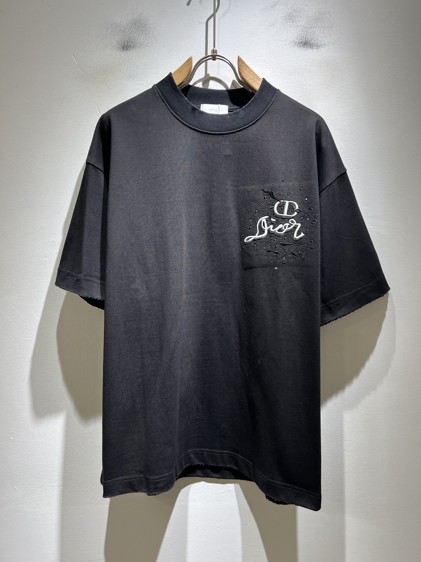 NO:843665,Dio*Dijia's new 2026 spring and summer short-sleeved T-shirts for men and women are on sale simultaneously at counters!  Customized exclusive 260g pure cotton fabric, customized original craft thread, chest logo pattern embroidery and hot diamond design!  Simple and elegant, easy to match and versatile, extremely high-grade, perfectly integrated into fashion and style, it is a top-notch fashionable style that is perfect for outer wear!  The whole thing gives people a natural feeling!  The ultimate classic versatile short-sleeved T-shirt, designed with the latest three-dimensional letter logo embroidery elements!  The ultimate heavy work, the ultimate perfection!  Fans who pursue high quality should rush to buy it by themselves, and we sincerely invite all fans who know the goods to appreciate this model together!  !  Color Black White Size M-3XL,,dior,dior,T-shirt,tees,t-shirt,19860909Dio*迪家 2026春夏新款男女同款短袖T恤,专柜同步发售！定制专属260克纯棉面料,定制原版工艺螺纹,胸前logo图案刺绣烫钻工艺设计！简约大方,从容百搭,档次极高,完美融入时尚还有风情感一款完美符合外穿的顶尖时髦气质款！整体给人浑然天成的感觉！极致经典的百搭型短袖T恤,采用最新的立体字母logo刺绣元素设计！极致的重工极致的完美！追求高品质的粉丝们请自行抢购,诚邀所有识货的粉丝一同鉴赏此款！！颜色黑色 白色 尺码M-3XL,,dior,dior,T-shirt,tees，t-shirt,,Men's clothing