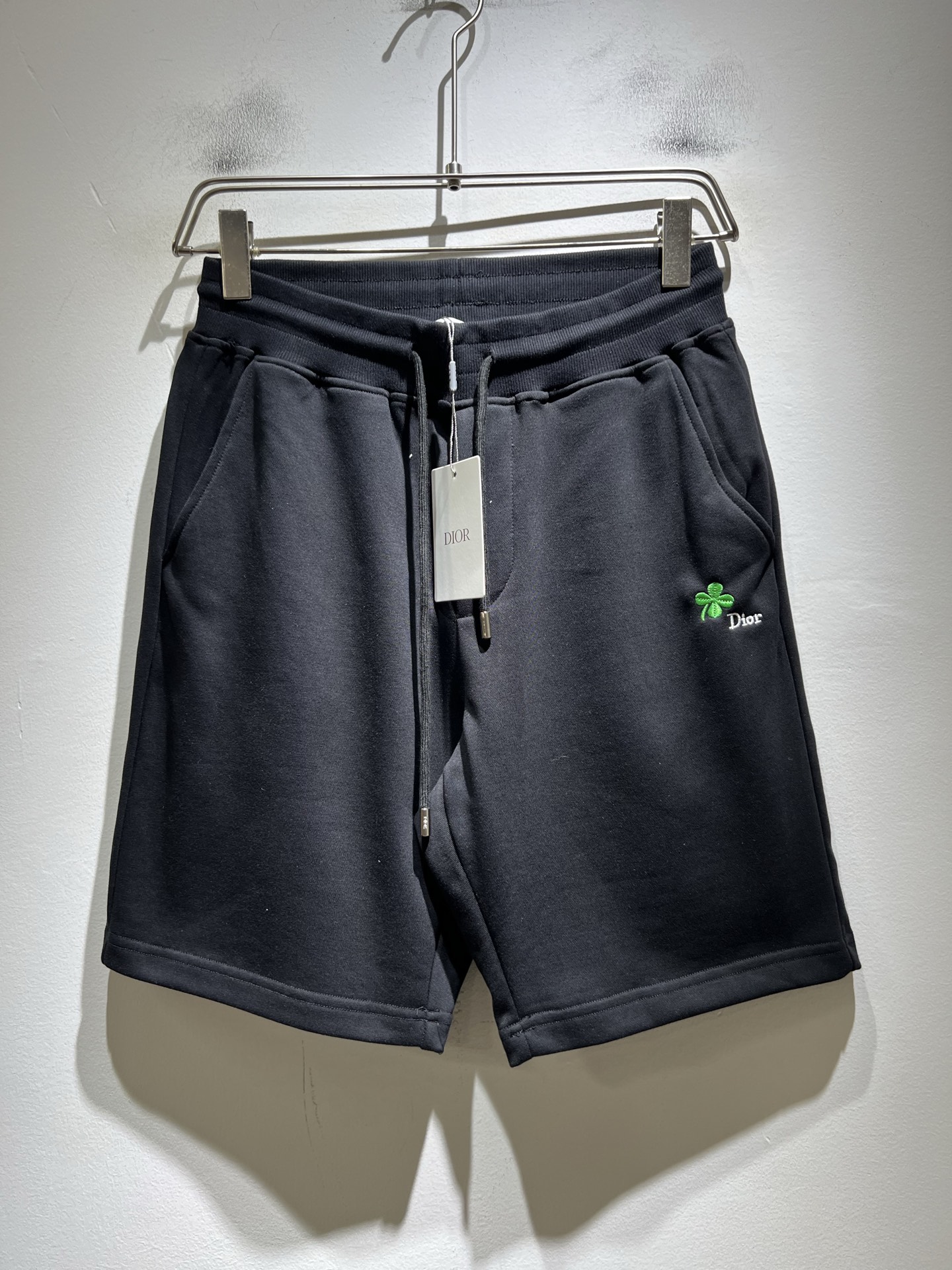 NO:843641,Dio* Dio 2026 spring and summer new casual sports shorts for men and women, same style for men and women!  Logo embroidery design on the trouser legs!  Fashionable athleisure shorts!  The fabric is made of imported pure cotton!  Made of exclusive pure cotton fabric, the fabric feels solid, warm and soft. It is very skin-friendly and comfortable to wear. It is the first choice for shorts in summer!  Full of brand logo products!  Integrate the avant-garde street atmosphere into this single product, exuding full of vitality and youthful fashion sense!  The casual short trousers are cut in a style that can be easily worn by both men and women!  Recommended treasures that are hard to find but don’t miss them if you like them!  Size M-3XL,,dior,shorts,19860909Dio*迪*奥 2026春夏新款男女同款休闲运动短裤,男女同款！裤腿logo刺绣设计！时尚运动休闲短裤！面料采用进口纯棉材质！专属纯棉面料制作而成,面料手感瓷实温厚软糯,贴身穿着非常的亲肤舒适,夏天里的短裤首选！满满品牌标志产品！将前卫的街头气息融入进这款单品之中,散发着满满的活力与青春时尚感！休闲的短款裤装版型裁剪,无论男女皆可轻松驾驭！可遇不可求的宝藏好物推荐,喜欢的千万不要错过！尺码M-3XL,,dior,shorts,,Men's clothing