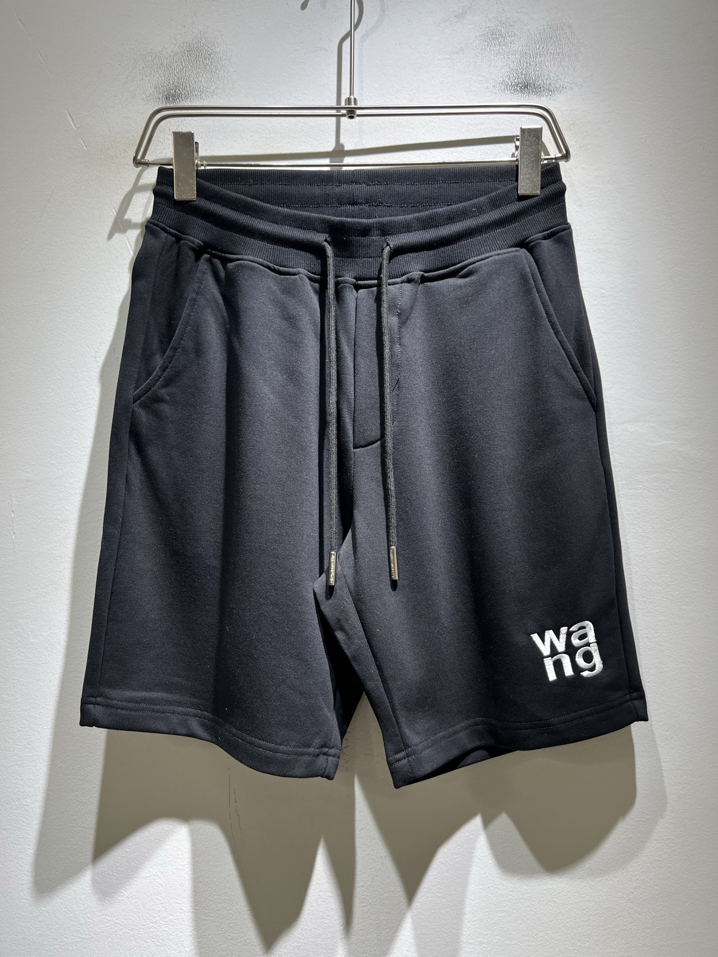 NO:843650,Alexander McQue*n Alexander McQueen's 2026 spring and summer casual shorts for men and women, limited sale in Europe, blockbuster beauty item, series on sale on the official website. Weaved by the royal fabric factory of the luxury first-line brand, original customized pure cotton fabric!  This season’s latest letter logo pattern embroidery design!  Continue the charm of classic design style!  It feels soft and comfortable, wears without any cumbersome feeling, is moisture-absorbent and breathable, and has a full sense of quality. It is extremely versatile and looks great whether worn inside or outside!  Size M- 3XL,,alexander mcqueen,shorts,19860909Alexander McQue*n亚历*大·麦昆2026春夏款男女同款休闲短裤,欧洲区域限定发售,重磅级尤物单品,官网在售系列.奢侈一线大牌的御用面料厂织造,原版定制纯棉面料！这一季度最新字母logo图案刺绣设计！延续经典设计风格魅力！手感柔软 舒适,穿着无累赘感,吸湿透气,品质感十足,极为百搭系无论内搭还是外穿都非常出彩！尺码M- 3XL,,alexander mcqueen,shorts,,Men's clothing