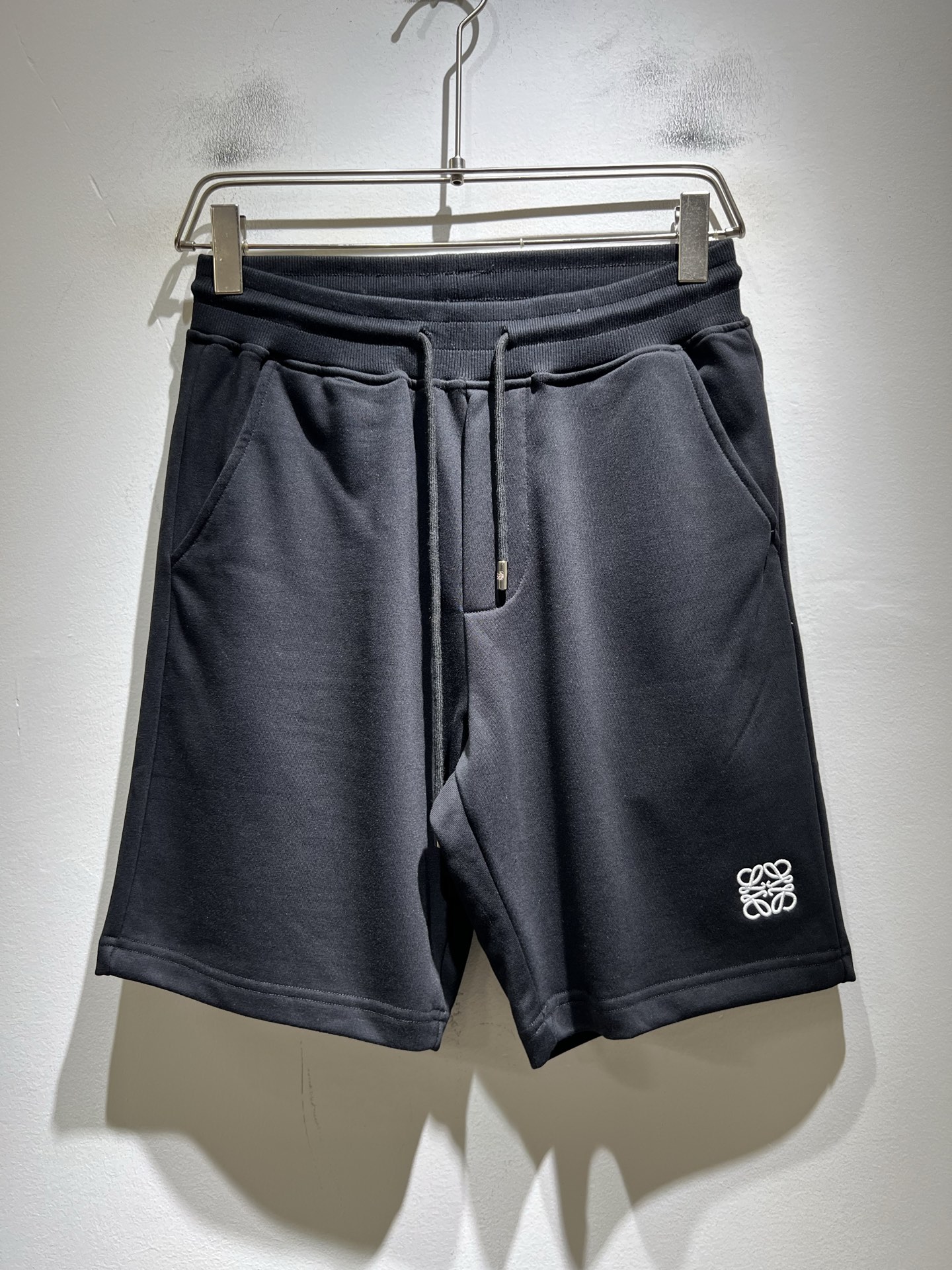 NO:843645,LOE*WE 2026 spring and summer new casual shorts for men and women, original Italian order channel, highly personalized and high-end style, logo embroidery design!  Made of loose and wide fit, pure cotton casual shorts for couples!  !  Customized original gram pure cotton fabric!  The latest popular fashion product has arrived. It is a simple and high-end fashion item. It is a fashion product with very high-end charm and is a must-have item for fashion trends!  Italian original factory channel, special supply level order, released simultaneously by Hong Kong, Macao and Taiwan buyer stores. This model is also the latest popular product of Loewe family this year, and it is also the most classic product. Its specifications and quality are beyond doubt!  !  A simple and high-end style item, it goes without saying that this style has a fresh and natural feeling, highlighting the brand's charm and sense of high-end. The texture of this style is very good, and the weight and color that can be felt by hand are even better and the skin-friendly degree is excellent. It is full of wearing enjoyment!  !  Size: M-3XL,,loewe,loewe,shorts,19860909LOE*WE罗*威 2026春夏新款男女同款休闲短裤,意大利原厂订单渠道,极具个性高级风,标志logo刺绣工艺设计！宽松阔版型打造,情侣款纯棉休闲短裤！！定制原版克纯棉面料！最新时尚潮流人气产物驾到,又是一款简约高级的时尚单品,穿搭魅力十分高级不俗的时尚产物 ,时尚潮流必备单品！意大利原厂渠道,特供级别订单,同步港澳台买手店发布,此款也是罗意威家今年的最新人气产物,也是最经典的产物,其规格跟档次更是毋庸置疑！！ 简约高级的款式单品,言而喻此款自然具备那种清新自然的感觉,彰显品牌魅力与高级感,此款的质感十分的到位,用手可以感知的重磅跟出彩亲肤程度更是上佳,十足的穿着享受！！尺码:M-3XL,,loewe,loewe,shorts,,Men's clothing