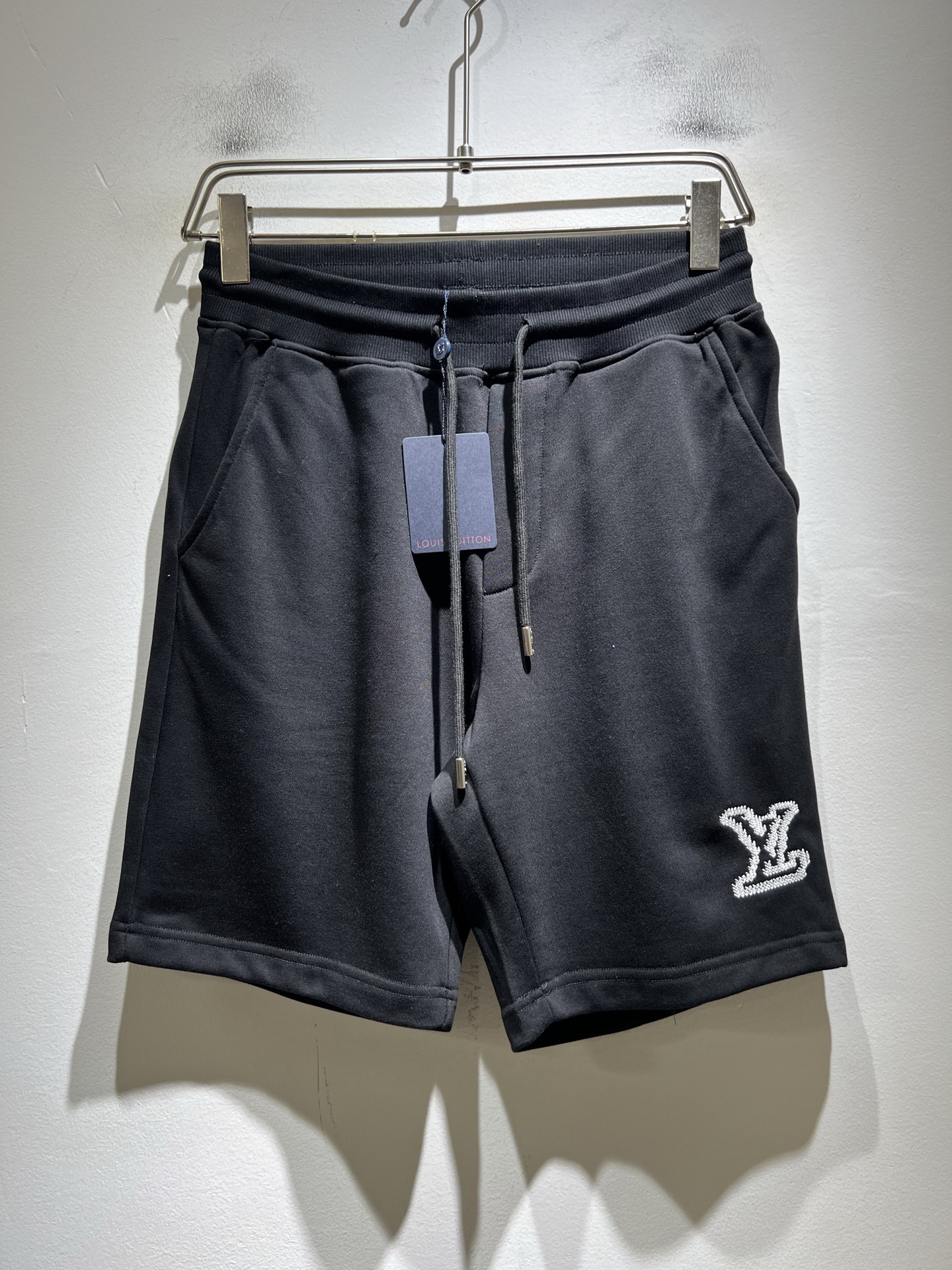 NO:843635,Louis Vuit*on's 2026 spring and summer unisex casual shorts with logo, the new 2026 spring and summer unisex casual shorts are online, another eye-catching masterpiece!  The theme concept is Vuitton, design logo embroidery pattern decoration!  You can feel its difference as soon as you put it on. The brand style is strong and it can easily turn you into a public highlight!  Just because you are attracted by it at a glance, you will be willing to use materials, handwork, design and other aspects of the production process to achieve the ultimate, 100% imported pure cotton fabrics!  Full of cotton!  The texture of this style is very touching. You can tell the specifications and grades at your fingertips. Its fineness and breathability are top-notch, and it instantly beats all versions in the industry. The versatile style has become popular all over the world as soon as it was released. Hollywood celebrities, celebrities and Internet celebrities have all rushed to buy it. It is recommended for self-made wall cracks. It is a must-have shorts for men and women this summer!  Size M-3XL,,louis vuitton,louis vuitton,shorts,19860909Louis Vuit*on路易*登 2026春夏男女同款logo休闲短裤,2026春夏新款男女同款休闲短裤上线了,又是一件让人眼前一亮的佳作！主题概念的路*威登,设计logo刺绣图案修饰！穿上身马上就能感受到它的与众不同,品牌风格浓烈,轻松的能让你变成大众亮点！只因为一眼就被种草,喜欢就要任性用料、手工、 设计等各方面的制作工序都是做到了极致,百分百进口纯棉面料！棉质饱满！此款的质感相当感人 触手便知规格档次 细腻程度与透气效果堪称顶级 秒杀业内一切版本的存在.百搭的气质款,一发布就火爆全球,好莱坞大咖 明星大V网红都纷纷抢先入手,自留墙裂推荐,今年夏天必入的一款短裤男女同款！ 尺码M-3XL,,louis vuitton,louis vuitton,shorts,,Men's clothing