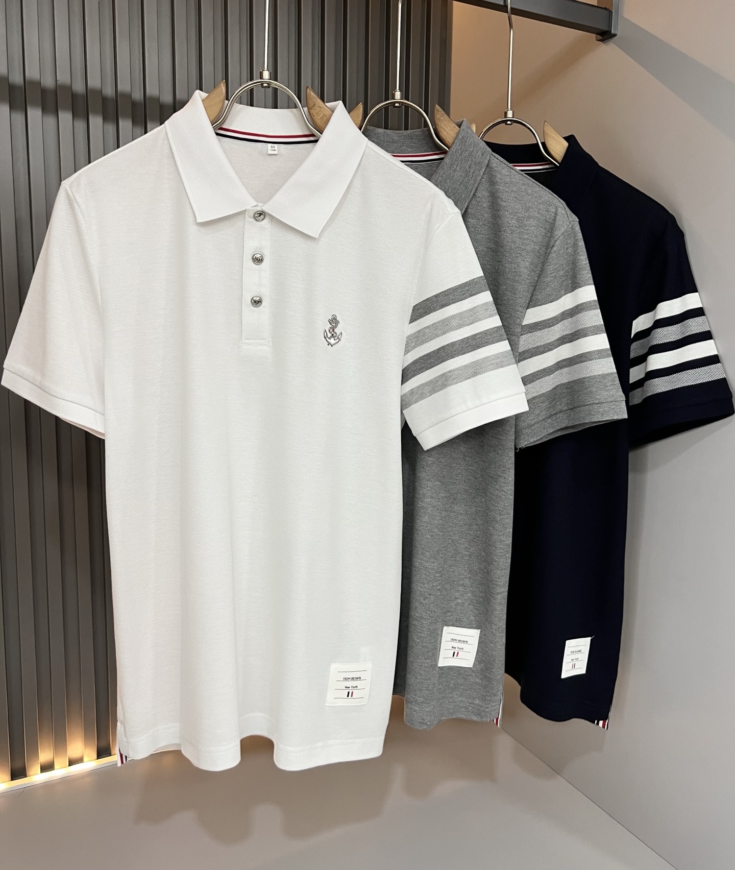 NO:843664,ThomBrow*e Thom* Lang ~ 2026 spring and summer new short-sleeved Polo shirt, available on the official website at the same time, unique design charm, very high-end, simple but not simple, a new model of ready-to-wear!  The fabric is made of unique piqué cotton fabric, which feels smooth and soft, has texture, and has a strong vertical feel. The upper body is smooth and not tight, and it can not feel stuffy due to direct ultraviolet rays. The logo pattern on the chest is laminated!  The style is harmonious and unified, with the ultimate level of craftsmanship. The side has a very unique tailoring design style, which is very tasteful, exquisite and delicate, easy to wear and comfortable, showing sports vitality and exquisite details. The classic and perfect version design shows fashion vitality in daily leisure life. It enhances men's charming style and becomes a high-end model. Size M-4XL,, T-shirt,19860909ThomBrow*e汤姆*朗 ~2026春夏新款短袖Polo衫,官网同步有售,独特设计魅力,非常高端,简约不简单,成衣新典范！面料精选独特珠地棉面料,手感光滑柔软,有质感,有很强的垂直感,上身爽滑不紧绷,紫外线直射造成的闷热感,胸前标识图案logo压胶设计！风格和谐统一,极致工艺水平.侧面非常独特裁剪设计风格,非常有味道,精致细腻,好穿舒适,展现运动活力,细节考究.经典完美版型设计,日常休闲生活中展现时尚活力.提升男士魅力格调,成就高端典范.尺码M-4XL,,T-shirt,,Men's clothing