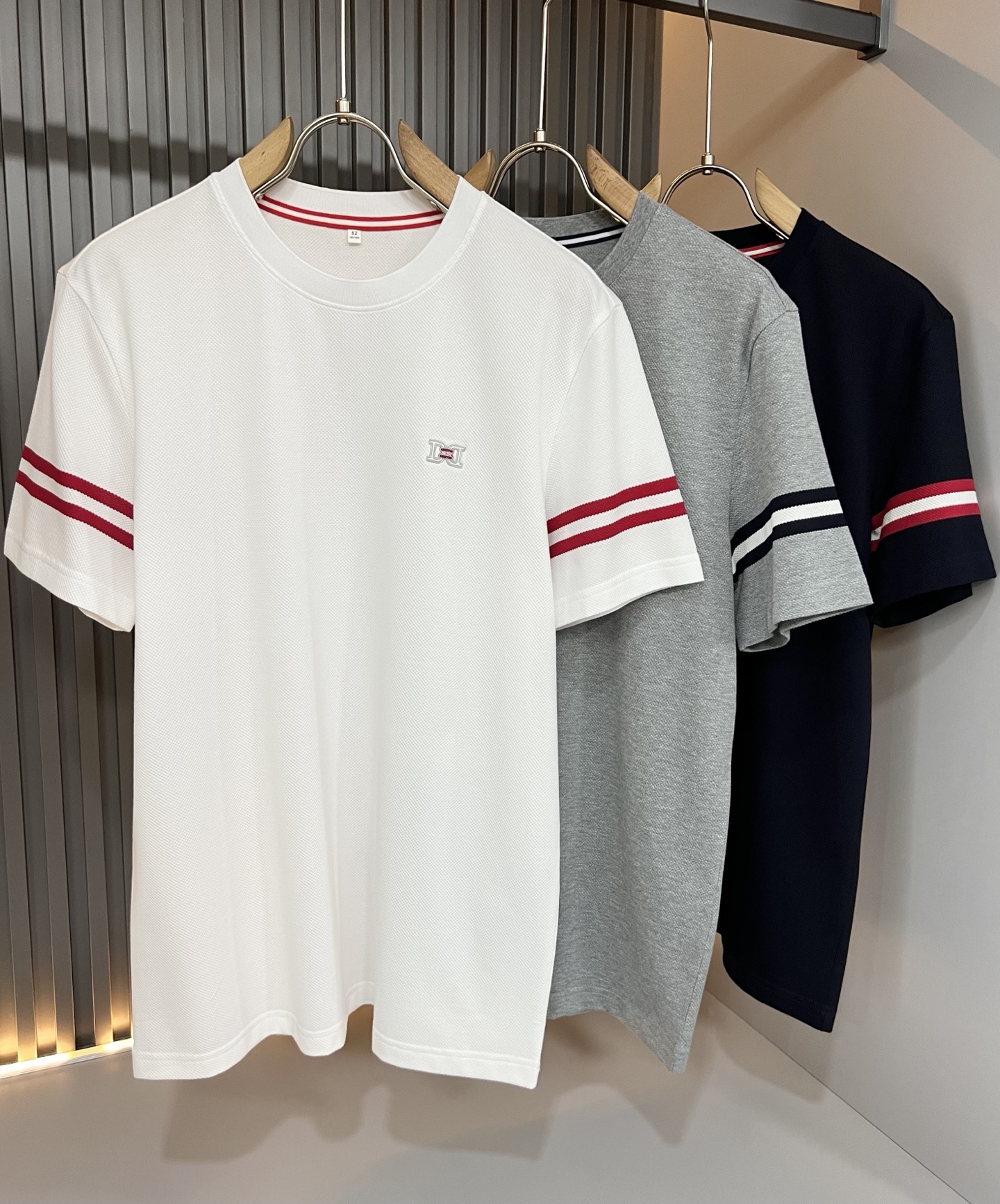 NO:843668,BALLY 2026 spring and summer new men's casual short-sleeved T-shirt, fashionable casual short-sleeved T-shirt with catwalk pattern, logo design on the chest!  It is highly designed and selected from customer-supplied piqué cotton fabrics. It feels soft and skin-friendly, comfortable and breathable. The real thing will definitely make you fall in love with it!  Casual tailoring and non-sexist styles open up a new fashion flavor!  Distinguish the market version of the high-definition series!  Size M-4XL,, bally, T-shirt, tees, t-shirt,19860909BALLY巴利 2026春夏新款男士休闲短袖T恤,走秀图案时尚休闲短袖T恤,胸前logo图案压胶设计！极具设计精选客供珠地棉面料,手感柔软亲肤,着身舒适透气性都无法挑剔,实物绝对会让你爱不释手！休闲版型裁剪,无性别主义的款式,打开全新的时装新韵味！区别市场版本高定系列！尺码M-4XL,,bally,T-shirt,tees，t-shirt,,Men's clothing