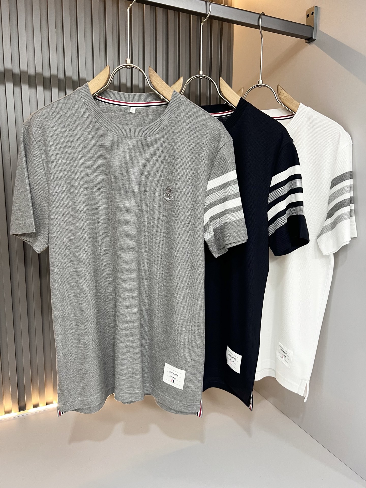 NO:843672,ThomBrow*e Thom* Lang ~ 2026 spring and summer new short-sleeved T-shirt, available on the official website at the same time, unique design charm, very high-end, simple but not simple, a new model of ready-to-wear!  The fabric is made of unique pure cotton fabric, which feels smooth and soft, has a texture, and has a strong vertical feel. The upper body is smooth and not tight, and it will not cause a stuffy feeling caused by direct ultraviolet rays. The logo pattern on the chest is laminated!  The style is harmonious and unified, with the ultimate level of craftsmanship. The side has a very unique tailoring design style, which is very tasteful, exquisite and delicate, easy to wear and comfortable, showing sports vitality and exquisite details. The classic perfect version design shows fashion vitality in daily leisure life. It enhances men's charming style and becomes a high-end model. Sizes M-4XL, T-shirt, tees, t-shirt,19860909ThomBrow*e汤姆*朗 ~2026春夏新款短袖T恤,官网同步有售,独特设计魅力,非常高端,简约不简单,成衣新典范！面料精选独特纯棉面料,手感光滑柔软,有质感,有很强的垂直感,上身爽滑不紧绷,紫外线直射造成的闷热感,胸前标识图案logo压胶设计！风格和谐统一,极致工艺水平.侧面非常独特裁剪设计风格,非常有味道,精致细腻,好穿舒适,展现运动活力,细节考究.经典完美版型设计,日常休闲生活中展现时尚活力.提升男士魅力格调,成就高端典范.尺码M-4XL,,T-shirt,tees，t-shirt,,Men's clothing