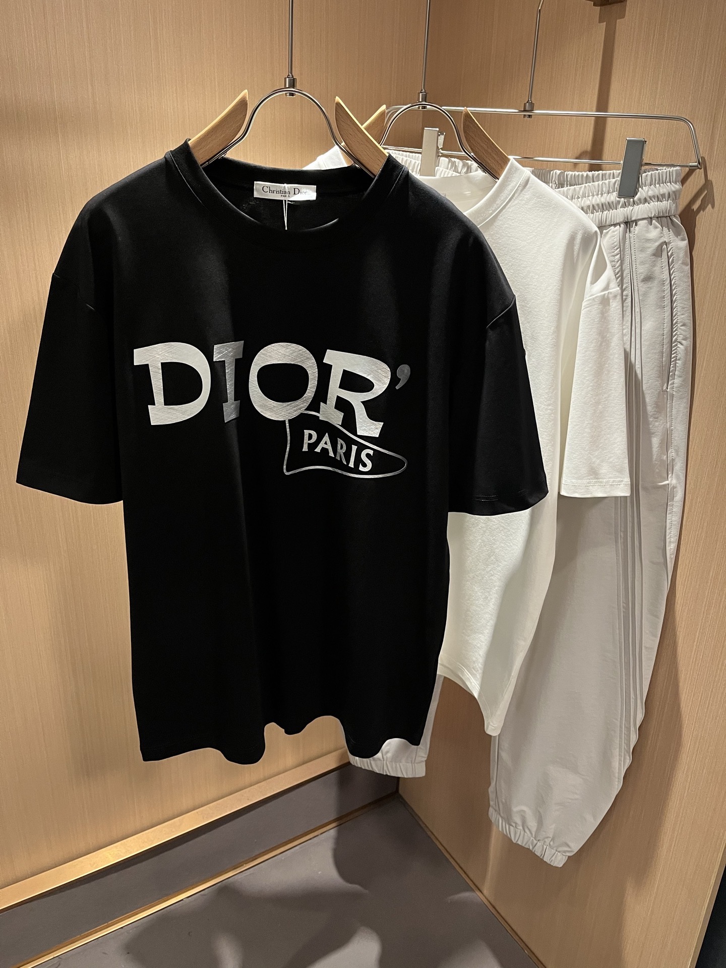 NO:846423,Dio*Dijia's new 2026 spring and summer short-sleeved T-shirts for men and women are on sale simultaneously at counters!  Customized exclusive 260g pure cotton fabric, customized original craft thread, and chest logo pattern printing craft design!  Simple and elegant, easy to match and versatile, extremely high-grade, perfectly integrated into fashion and style, it is a top-notch fashionable style that is perfect for outer wear!  The whole thing gives people a natural feeling!  The ultimate classic versatile short-sleeved T-shirt, designed with the latest three-dimensional letter logo laminated elements!  The ultimate heavy work, the ultimate perfection!  Fans who pursue high quality should rush to buy it by themselves, and we sincerely invite all fans who know the goods to appreciate this model together!  !  Color Black White Size M-3XL,,dior,dior,T-shirt,tees,t-shirt,19860909Dio*迪家 2026春夏新款男女同款短袖T恤,专柜同步发售！定制专属260克纯棉面料,定制原版工艺螺纹,胸前logo图案印花工艺设计！简约大方,从容百搭,档次极高,完美融入时尚还有风情感一款完美符合外穿的顶尖时髦气质款！整体给人浑然天成的感觉！极致经典的百搭型短袖T恤,采用最新的立体字母logo压胶元素设计！极致的重工极致的完美！追求高品质的粉丝们请自行抢购,诚邀所有识货的粉丝一同鉴赏此款！！颜色黑色 白色 尺码M-3XL,,dior,dior,T-shirt,tees，t-shirt,,Men's clothing