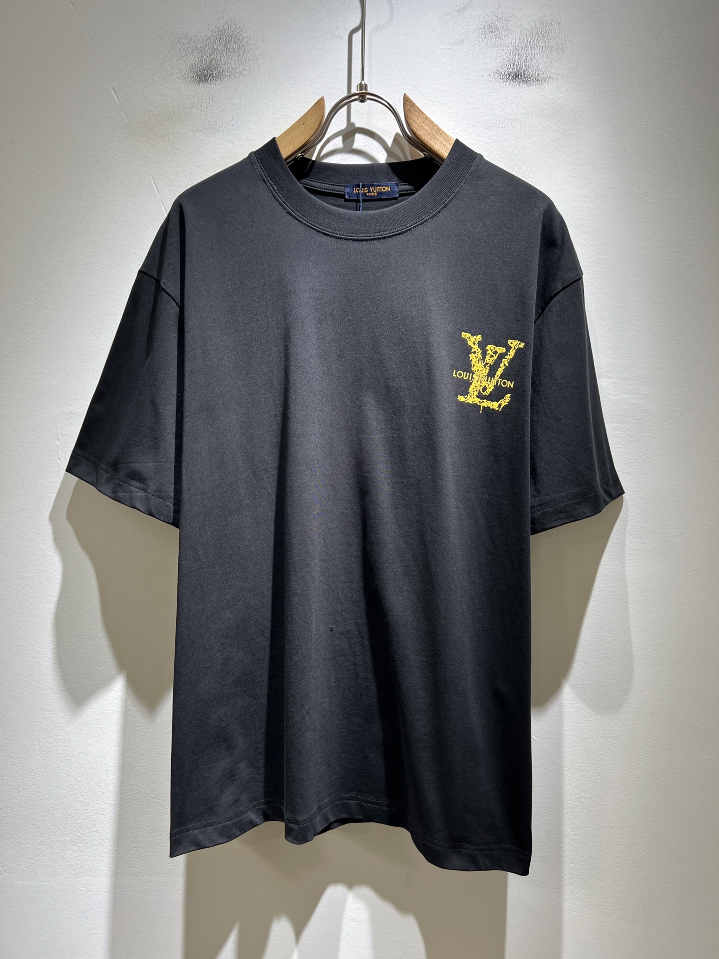 NO:846440,LouisVuitt* Louis*den's 2026 spring and summer new series of items are online. It is a very fashionable and avant-garde short-sleeved T-shirt for men and women, with a logo pattern and pressed velvet decoration!  It is different from the past and declares the design concept that the brand has inherited for many years!  Its eye-catching appeal is no less than any classic style, perfectly presenting the sense of fashion, high-end and luxury to the world!  It is made of imported 100% cotton material supplied by customers. It is a selection of high-quality pure cotton fabrics. It feels soft, waxy and delicate to the skin. The actual product will definitely exceed your imagination. It is extremely comfortable and breathable. Even if you sweat profusely, you will not feel greasy or stuffy. It maximizes sweat wicking and moisture absorption!  Size S-2XL,,louis vuitton,louis vuitton,T-shirt,tees,t-shirt,19860909LouisVuitt*路易*登 2026春夏全新系列单品上线,非常时髦前卫的一款男女同款短袖T恤,标识logo图案压绒修饰！区别于以往的不同,宣示品牌传承多年的设计理念！其吸睛度完全不亚于任何经典款式,将时髦高级感与奢华感完美呈现在世人眼前！客供进口全棉材质制成,精选优质纯棉面料,触感软糯亲肤细腻,实物到手绝对超乎你的想象,贴身无比舒适透气,即便是汗流浃背也不会有腻身及闷热感可言,将排汗吸湿性发挥到了极致！尺码S-2XL,,louis vuitton,louis vuitton,T-shirt,tees，t-shirt,,Men's clothing