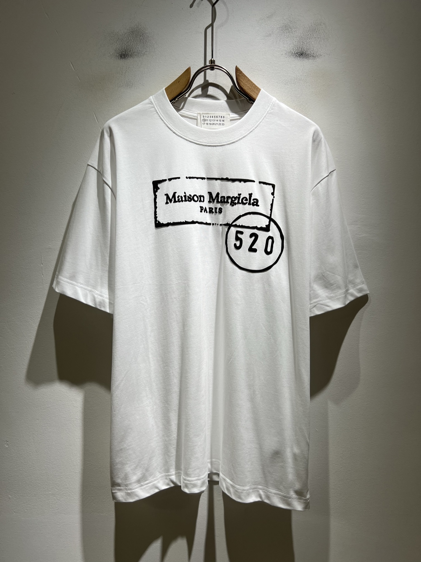 NO:846463,Maison margiel 2026 spring and summer new short-sleeved T-shirts for men and women, available at counters simultaneously!  Customized exclusive washed cotton fabric, with logo pattern laminated on the chest!  Simple and elegant, easy to match and versatile, extremely high-grade, perfectly integrated into fashion and style, it is a top-notch fashionable style that is perfect for outer wear!  The whole thing gives people a natural feeling!  The ultimate classic versatile casual pants, customized with original pure cotton fabric!  The ultimate heavy work, the ultimate perfection!  Fans who pursue high quality should rush to buy it by themselves, and we sincerely invite all fans who know the goods to appreciate this model together!  !  Size S-2XL,,masion margiela,T-shirt,tees,t-shirt,19860909马吉拉 maison margiel 2026春夏新款男女同款短袖T恤,专柜同步发售！定制专属洗水纯棉面料,胸前logo图案压胶设计！简约大方,从容百搭,档次极高,完美融入时尚还有风情感一款完美符合外穿的顶尖时髦气质款！整体给人浑然天成的感觉！极致经典的百搭型休闲裤,定制原版纯棉面料！极致的重工极致的完美！追求高品质的粉丝们请自行抢购,诚邀所有识货的粉丝一同鉴赏此款！！尺码S-2XL,,masion margiela,T-shirt,tees，t-shirt,,Men's clothing