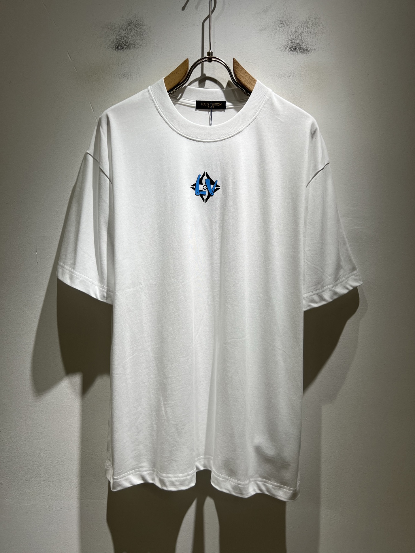 NO:846449,LouisVuitt* Louis*den's 2026 spring and summer new series of items are online. It is a very fashionable and avant-garde short-sleeved T-shirt for men and women, with logo pattern laminated and decorated!  It is different from the past and declares the design concept that the brand has inherited for many years!  Its eye-catching appeal is no less than any classic style, perfectly presenting the sense of fashion, high-end and luxury to the world!  It is made of imported 100% cotton material supplied by customers. It is a selection of high-quality pure cotton fabrics. It feels soft, waxy and delicate to the skin. The actual product will definitely exceed your imagination. It is extremely comfortable and breathable. Even if you sweat profusely, you will not feel greasy or stuffy. It maximizes sweat wicking and moisture absorption!  Size S-2XL,,louis vuitton,louis vuitton,T-shirt,tees,t-shirt,19860909LouisVuitt*路易*登 2026春夏全新系列单品上线,非常时髦前卫的一款男女同款短袖T恤,标识logo图案压胶修饰！区别于以往的不同,宣示品牌传承多年的设计理念！其吸睛度完全不亚于任何经典款式,将时髦高级感与奢华感完美呈现在世人眼前！客供进口全棉材质制成,精选优质纯棉面料,触感软糯亲肤细腻,实物到手绝对超乎你的想象,贴身无比舒适透气,即便是汗流浃背也不会有腻身及闷热感可言,将排汗吸湿性发挥到了极致！尺码S-2XL,,louis vuitton,louis vuitton,T-shirt,tees，t-shirt,,Men's clothing