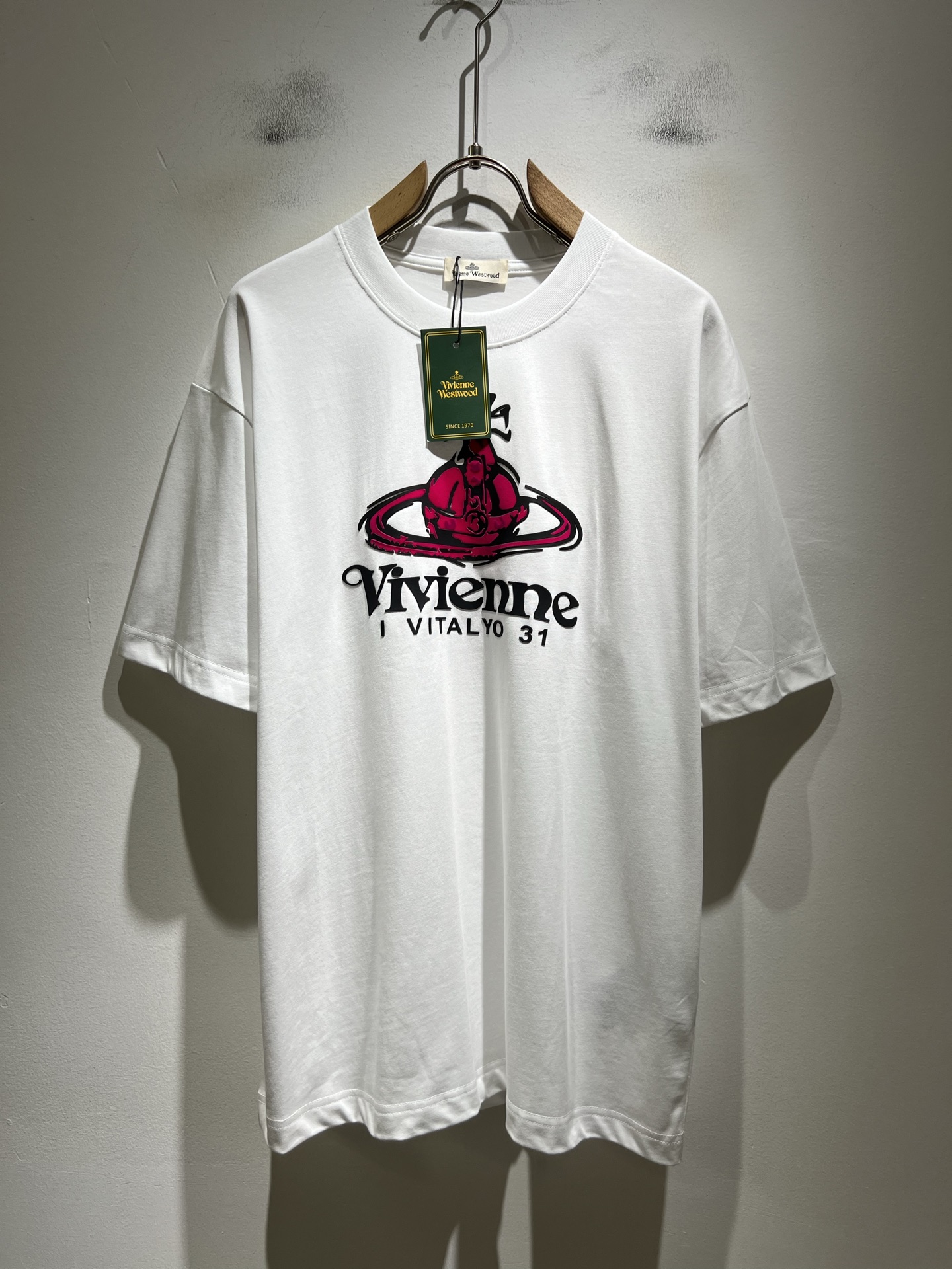 NO:846441,Vivienne Westwood 2026 spring and summer new short-sleeved T-shirt for men and women, Italian original order channel, highly personalized and high-end style, logo laminated design!  Made of loose and wide version, customized with original pure cotton fabric!  The latest popular fashion product has arrived. It is a simple and high-end fashion item. It is a fashion product with very high-end charm and is a must-have item for fashion trends!  Italian original factory channel, special supply level order, released simultaneously in Hong Kong, Macao and Taiwan buyer stores, it is also the most classic product, and its specifications and grades are beyond doubt!  !  A simple and high-end style item, it goes without saying that this style has a fresh and natural feeling, highlighting the brand's charm and sense of high-end. The texture of this style is very good, and the weight and color that can be felt by hand are even better and the skin-friendly degree is excellent. It is full of wearing enjoyment!  !  Size:S-2XL,,T-shirt,tees,t-shirt,19860909Vivienne Westwood 薇薇安·威斯特伍德·2026春夏新款男女同款短袖T恤,意大利原厂订单渠道,极具个性高级风,标志logo压胶设计！宽松阔版型打造,定制原版纯棉面料！最新时尚潮流人气产物驾到,又是一款简约高级的时尚单品,穿搭魅力十分高级不俗的时尚产物 ,时尚潮流必备单品！意大利原厂渠道,特供级别订单,同步港澳台买手店发布,也是最经典的产物,其规格跟档次更是毋庸置疑！！ 简约高级的款式单品,言而喻此款自然具备那种清新自然的感觉,彰显品牌魅力与高级感,此款的质感十分的到位,用手可以感知的重磅跟出彩亲肤程度更是上佳,十足的穿着享受！！尺码:S-2XL,,T-shirt,tees，t-shirt,,Men's clothing