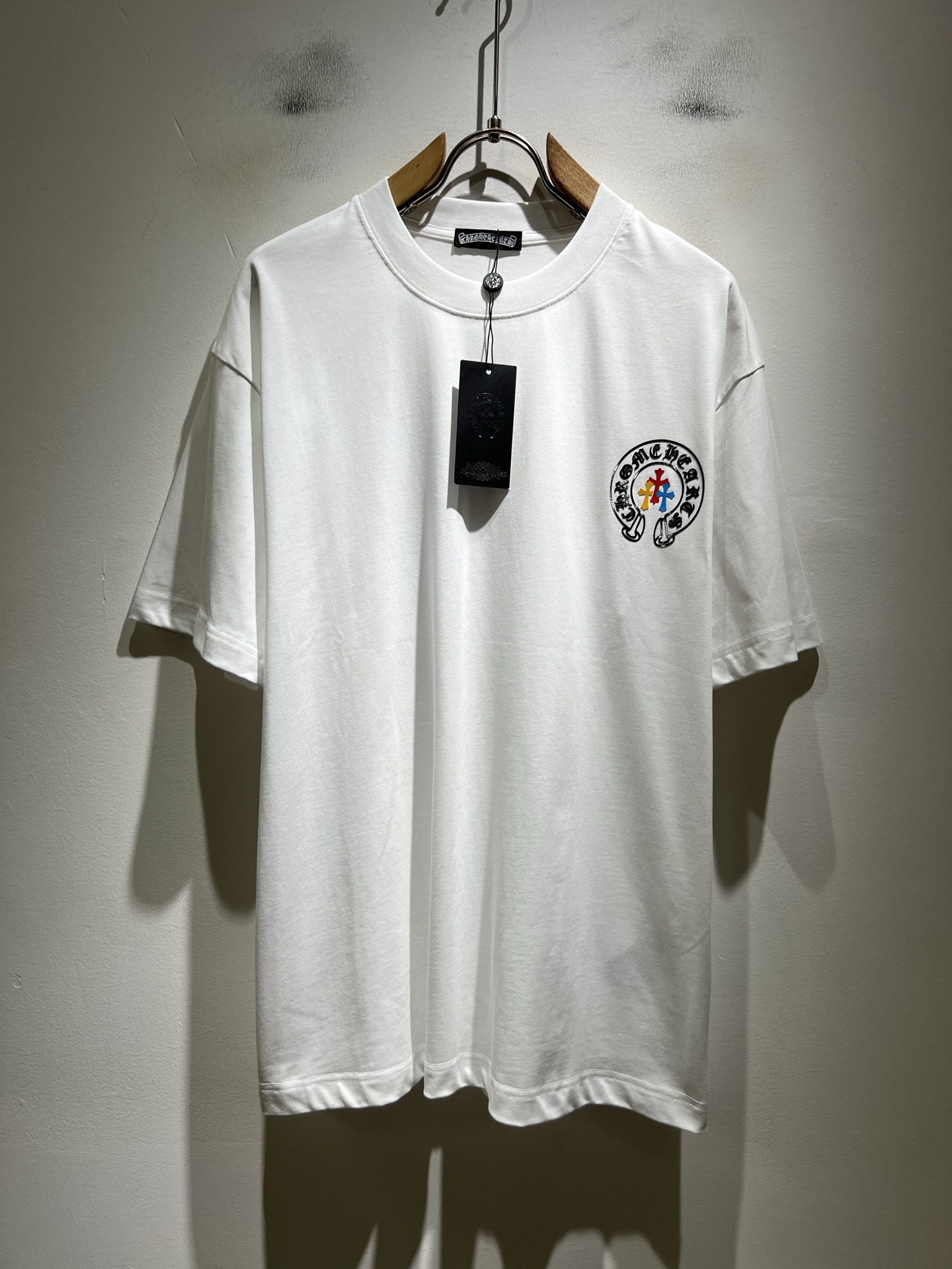 NO:846457,Chrome Hear*s Chrome Hear*s 2026 spring and summer new Chrome Hear*s short-sleeved T-shirt for men and women, wall crack recommendation!  The fashionable and arrogant Chrome Hear*s are loved all over the world. The 2026 SS detonating model, short-sleeved T-shirt with classic Chrome heart elements, front and rear logo printed design!  Full of fashionable luxury style and exuding charming artistic sense!  It is spacious and lazy, made of high-end exclusive washed pure cotton for customers!  The upper body is super comfortable!  Oversized silhouette with big dropped shoulders!  Same style for men and women!  Size S-2XL,,chrome hearts,T-shirt,tees,t-shirt,19860909Chrome Hear*s 克*心 2026春夏新品男女同款克*心短袖T恤,墙裂推荐！时尚傲娇的Chrome Hear*s,被全世界宠幸着.2026SS引爆款,经典克*心元素断绝短袖T,前后logo压胶印花设计！充满了时尚的奢华风,散发着迷人的艺术感！宽大慵懒,客供高端专属洗水纯棉材质！上身超级舒适！大廓形大落肩！男女同款入！尺码S-2XL,,chrome hearts,T-shirt,tees，t-shirt,,Men's clothing