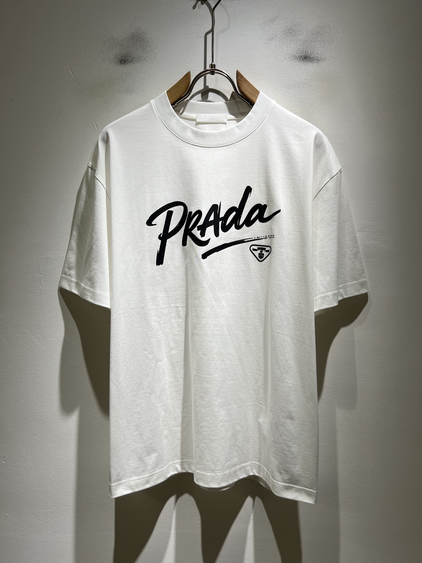 NO:846451,PRAD*A's new 2026 spring and summer short-sleeved T-shirts for men and women, the latest model is exclusively available on the entire network!  !  ~It is both classic and fashionable, who doesn’t love it? It shows the classic again, it is very eye-catching, and it has a low-luxury aura and recognition!  Pr*da's traditional brand concept and modern advanced technology are perfectly combined. Coupled with an extremely modern and simple design, Pr*da's exclusive logo pattern lamination design!  Customized 100% imported pure cotton fabric!  The texture of this model is quite impressive. You can tell the specifications and grades at your fingertips. The level of finesse and breathability are top-notch!  Size M-3XL,,prada,T-shirt,tees,t-shirt,19860909PRAD*A普*达2026春夏新款男女同款短袖T恤,最新款全网独家首上！！~既经典有时尚百搭,谁不爱啊,将经典再次展现,非常的耐看,自带低奢光环与辨识度！Pr*da传统的品牌理念和现代化的先进技术进行了完美结合.加上极其现代摩登风范的简约设计,p家专属logo图案压胶设计！定制百分百进口纯棉面料！此款的质感相当感人 触手便知规格档次 细腻程度与透气效果堪称顶级！尺码M-3XL,,prada,T-shirt,tees，t-shirt,,Men's clothing