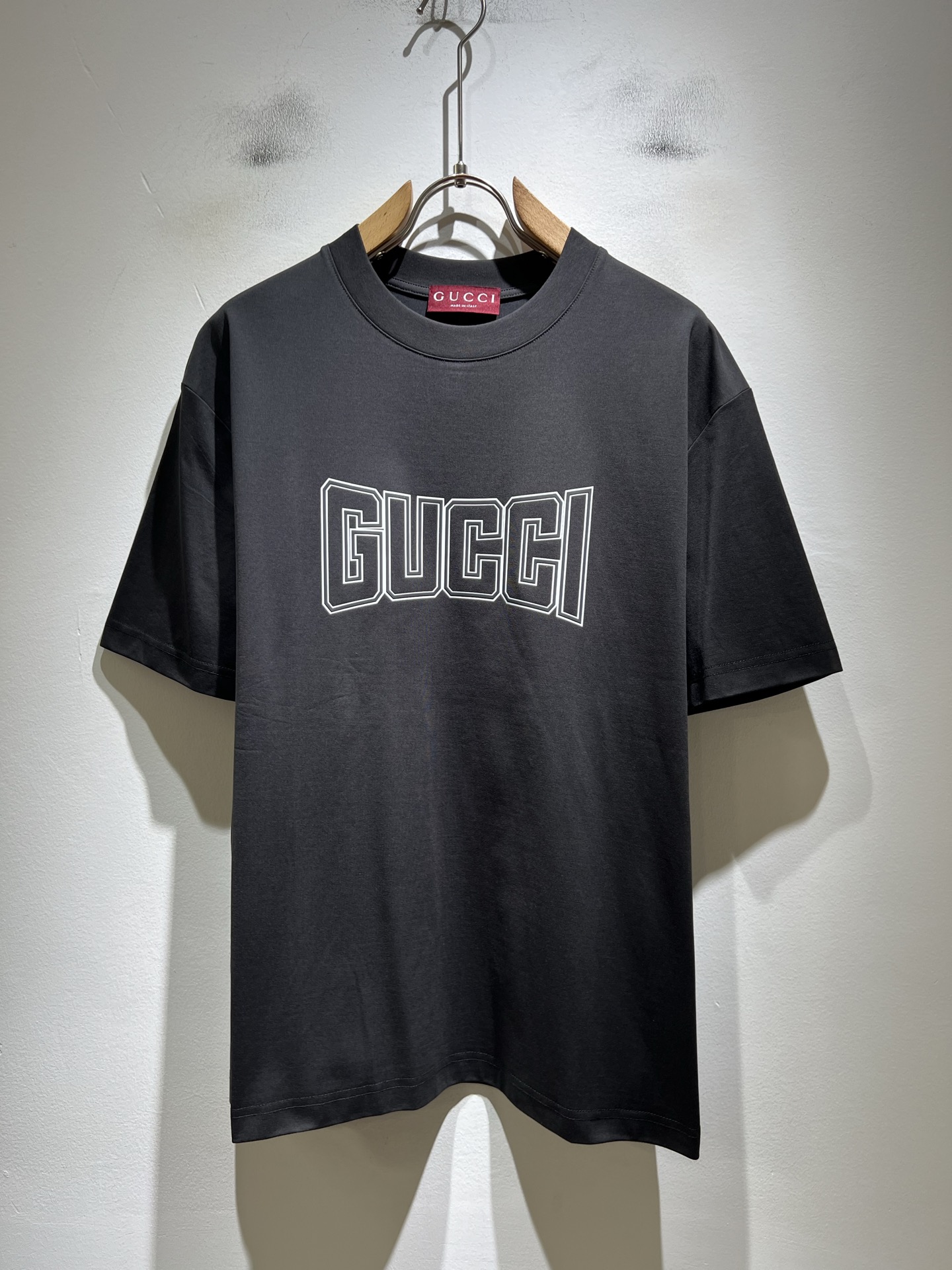 NO:846443,Gucc*Gujia 2026 spring and summer new casual loose cotton round neck short-sleeved T-shirt for gay couples!  Trading company channels are rare and available on the official website simultaneously!  The latest 2026 spring and summer series, classic fashion design elements, inject full vitality into the new series. This T-shirt is made of carefully selected imported cotton fabrics supplied by customers. The fabric feels skin-friendly, soft and delicate, and the body has a laminated logo design!  It has an extremely comfortable and breathable wearing experience. The whole piece is very eye-catching and fashionable, and is deeply loved by young people today!  Basic loose round neck cut, unisex style regardless of age and gender, suitable for matching all styles and looks you need in daily life!  It is recommended to wear couple outfits when going out on the street, it will be more eye-catching!  Size M-3XL,,gucci,gucci,T-shirt,tees,t-shirt,19860909Gucc*古家 2026春夏新款男女同情侣款休闲宽松棉质圆领短袖T恤衫！贸易公司渠道稀出,同步官网发售 ！ 2026春夏最新系列,经典时尚设计元素,为全新系列注入满满活力,这款T恤衫用心甄选客供进口棉面料制成,面料手感亲肤柔软细腻,衣身logo压胶设计！拥有着无比舒适透气性的穿着体验,整件单品极具吸睛度与时尚感,深受当下年轻人的喜爱！基础宽松的圆领版型裁剪,不分年龄与性别的中性款式,适合搭配你日常所需的所有风格与造型！建议搭配情侣装出街会更为养眼出色！尺码M-3XL,,gucci,gucci,T-shirt,tees，t-shirt,,Men's clothing