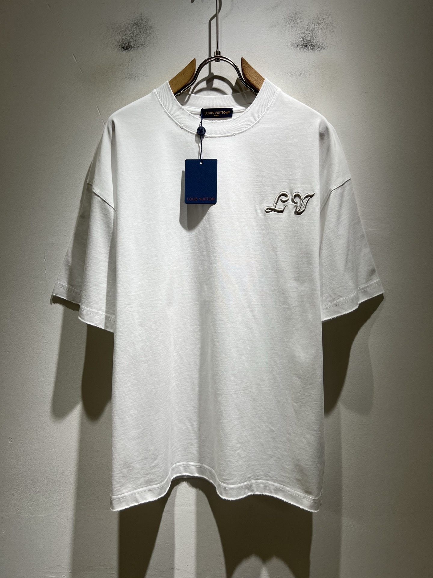 NO:846467,LouisVuitt* Louis*den's new 2026 spring and summer series of items are online. It is a very fashionable and avant-garde short-sleeved T-shirt for men and women, with logo embroidery and decoration!  It is different from the past and declares the design concept of brand inheritance!  Its eye-catching appeal is no less than any classic style, perfectly presenting the sense of fashion, high-end and luxury to the world!  Made of imported pure cotton materials, selected high-quality pure cotton fabrics, soft to the skin and delicate to the touch, the actual product will definitely exceed your imagination. It is extremely comfortable and breathable, even if you sweat profusely, you will not feel greasy or stuffy. It maximizes sweat wicking and moisture absorption!  Size S-2XL,,louis vuitton,louis vuitton,T-shirt,tees,t-shirt,19860909LouisVuitt*路易*登 2026春夏全新系列单品上线,非常时髦前卫的一款男女同款短袖T恤,标识logo图案刺绣修饰！区别于以往的不同,宣示品牌传承的设计理念！其吸睛度完全不亚于任何经典款式,将时髦高级感与奢华感完美呈现在世人眼前！客供进口纯棉材质制成,精选优质纯棉面料,触感软糯亲肤细腻,实物到手绝对超乎你的想象,贴身无比舒适透气,即便是汗流浃背也不会有腻身及闷热感可言,将排汗吸湿性发挥到了极致！尺码S-2XL,,louis vuitton,louis vuitton,T-shirt,tees，t-shirt,,Men's clothing