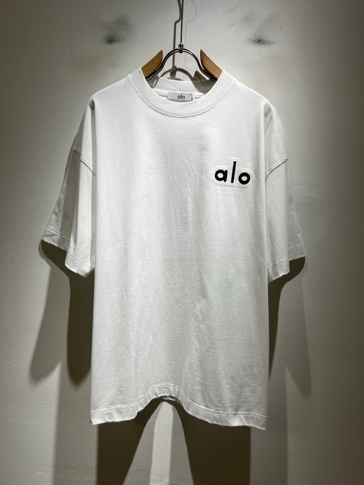NO:846446,Alo2026 spring and summer new series of items are online, a very fashionable and avant-garde short-sleeved T-shirt for men and women, with logo embroidery and decoration!  It is different from the past and declares the design concept that the brand has inherited for many years!  Its eye-catching appeal is no less than any classic style, perfectly presenting the sense of fashion, high-end and luxury to the world!  It is made of 260 grams of imported 100% cotton material. It is made of high-quality pure cotton fabrics. It feels soft and skin-friendly. It will definitely exceed your imagination when you get it. It is extremely comfortable and breathable. Even if you sweat profusely, you will not feel greasy or stuffy. It maximizes sweat wicking and moisture absorption!  Size S-2XL,,T-shirt,tees,t-shirt,19860909Alo2026春夏全新系列单品上线,非常时髦前卫的一款男女同款短袖T恤,标识logo图案刺绣修饰！区别于以往的不同,宣示品牌传承多年的设计理念！其吸睛度完全不亚于任何经典款式,将时髦高级感与奢华感完美呈现在世人眼前！客供进口260克全棉材质制成,精选优质纯棉面料,触感软糯亲肤细腻,实物到手绝对超乎你的想象,贴身无比舒适透气,即便是汗流浃背也不会有腻身及闷热感可言,将排汗吸湿性发挥到了极致！尺码S-2XL,,T-shirt,tees，t-shirt,,Men's clothing