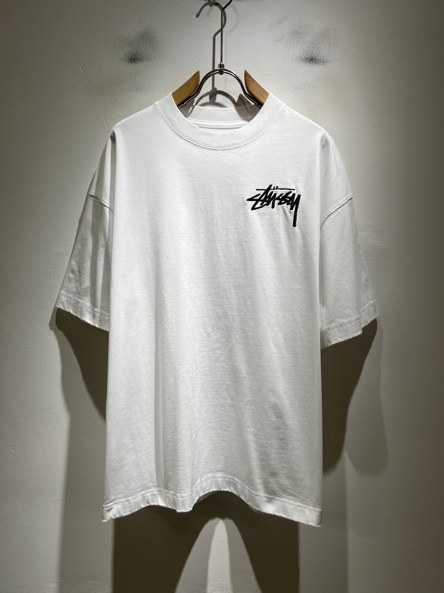 NO:846454,STUSSY's 2026 spring and summer new series of items are online. It is a very fashionable and avant-garde short-sleeved T-shirt for men and women, with logo embroidery and decoration!  It is different from the past and declares the design concept that the brand has inherited for many years!  Its eye-catching appeal is no less than any classic style, perfectly presenting the sense of fashion, high-end and luxury to the world!  It is made of 260 grams of imported 100% cotton material. It is made of high-quality pure cotton fabrics. It feels soft and skin-friendly. It will definitely exceed your imagination when you get it. It is extremely comfortable and breathable. Even if you sweat profusely, you will not feel greasy or stuffy. It maximizes sweat wicking and moisture absorption!  Size S-2XL,,T-shirt,tees,t-shirt,19860909STUSSY斯图西 2026春夏全新系列单品上线,非常时髦前卫的一款男女同款短袖T恤,标识logo图案刺绣修饰！区别于以往的不同,宣示品牌传承多年的设计理念！其吸睛度完全不亚于任何经典款式,将时髦高级感与奢华感完美呈现在世人眼前！客供进口260克全棉材质制成,精选优质纯棉面料,触感软糯亲肤细腻,实物到手绝对超乎你的想象,贴身无比舒适透气,即便是汗流浃背也不会有腻身及闷热感可言,将排汗吸湿性发挥到了极致！尺码S-2XL,,T-shirt,tees，t-shirt,,Men's clothing