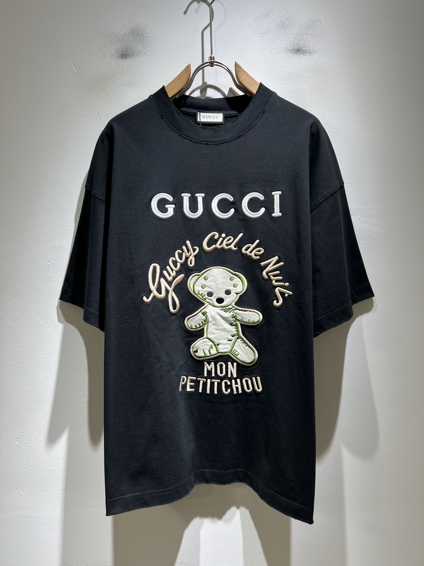 NO:846466,Gucc*Gujia 2026 spring and summer new casual loose cotton round neck short-sleeved T-shirt for gay couples!  Trading company channels are rare and available on the official website simultaneously!  The latest 2026 spring and summer series, classic fashion design elements, inject full vitality into the new series. This T-shirt is made of carefully selected imported cotton fabrics supplied by customers. The fabric feels skin-friendly, soft and delicate, and has a logo embroidery design on the body!  It has an extremely comfortable and breathable wearing experience. The whole piece is very eye-catching and fashionable, and is deeply loved by young people today!  Basic loose round neck cut, unisex style regardless of age and gender, suitable for matching all styles and looks you need in daily life!  It is recommended to wear couple outfits when going out on the street, it will be more eye-catching!  Size S-2XL,,gucci,gucci,T-shirt,tees,t-shirt,19860909Gucc*古家 2026春夏新款男女同情侣款休闲宽松棉质圆领短袖T恤衫！贸易公司渠道稀出,同步官网发售 ！ 2026春夏最新系列,经典时尚设计元素,为全新系列注入满满活力,这款T恤衫用心甄选客供进口棉面料制成,面料手感亲肤柔软细腻,衣身logo刺绣设计！拥有着无比舒适透气性的穿着体验,整件单品极具吸睛度与时尚感,深受当下年轻人的喜爱！基础宽松的圆领版型裁剪,不分年龄与性别的中性款式,适合搭配你日常所需的所有风格与造型！建议搭配情侣装出街会更为养眼出色！尺码S-2XL,,gucci,gucci,T-shirt,tees，t-shirt,,Men's clothing