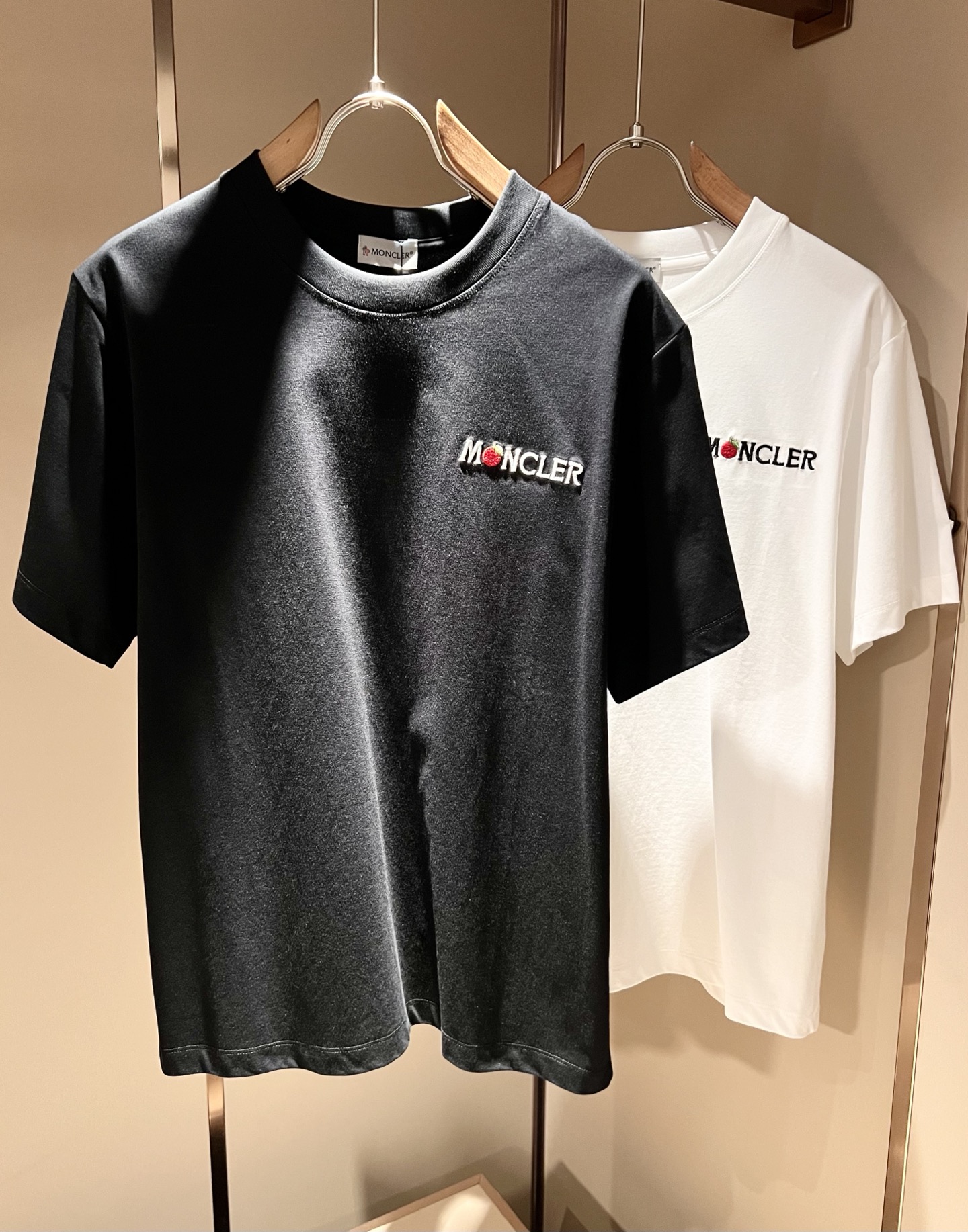 NO:846438,Moncler Mengjia's latest 2026 spring and summer trade order short-sleeved T-shirts for men and women, all in good condition!  !  Internet celebrity model!  Designed with logo embroidery!  The upper body is comfortable and breathable, not stiff, and the overall body has a rich three-dimensional feel. It is a quality export order and is customized with exclusive pure cotton fabric tailoring to meet the simple needs of commuters. The upper body effect is very good, slimming, and not picky about the figure. The fabric workmanship... is impeccable. Only good craftsmanship and good fabrics can make you wear a good taste. It is a must-have item for everyone!  Size M-3XL,,T-shirt,tees,t-shirt,19860909Moncler蒙家 2026春夏最新男女同款贸易订单短袖T恤,全品相！！网红款！采用logo图案刺绣设计！上身舒适透气,不僵硬,整体有着丰富的立体感,品质出口订单,定制专属纯棉面料剪裁,满足通勤人们对于着装的简约需求,上身效果很好,显瘦,不挑剔身材.面料做工....无可挑剔,好工艺好面料才能穿出好品味一款,人手必备单品！尺码M-3XL,,T-shirt,tees，t-shirt,,Men's clothing